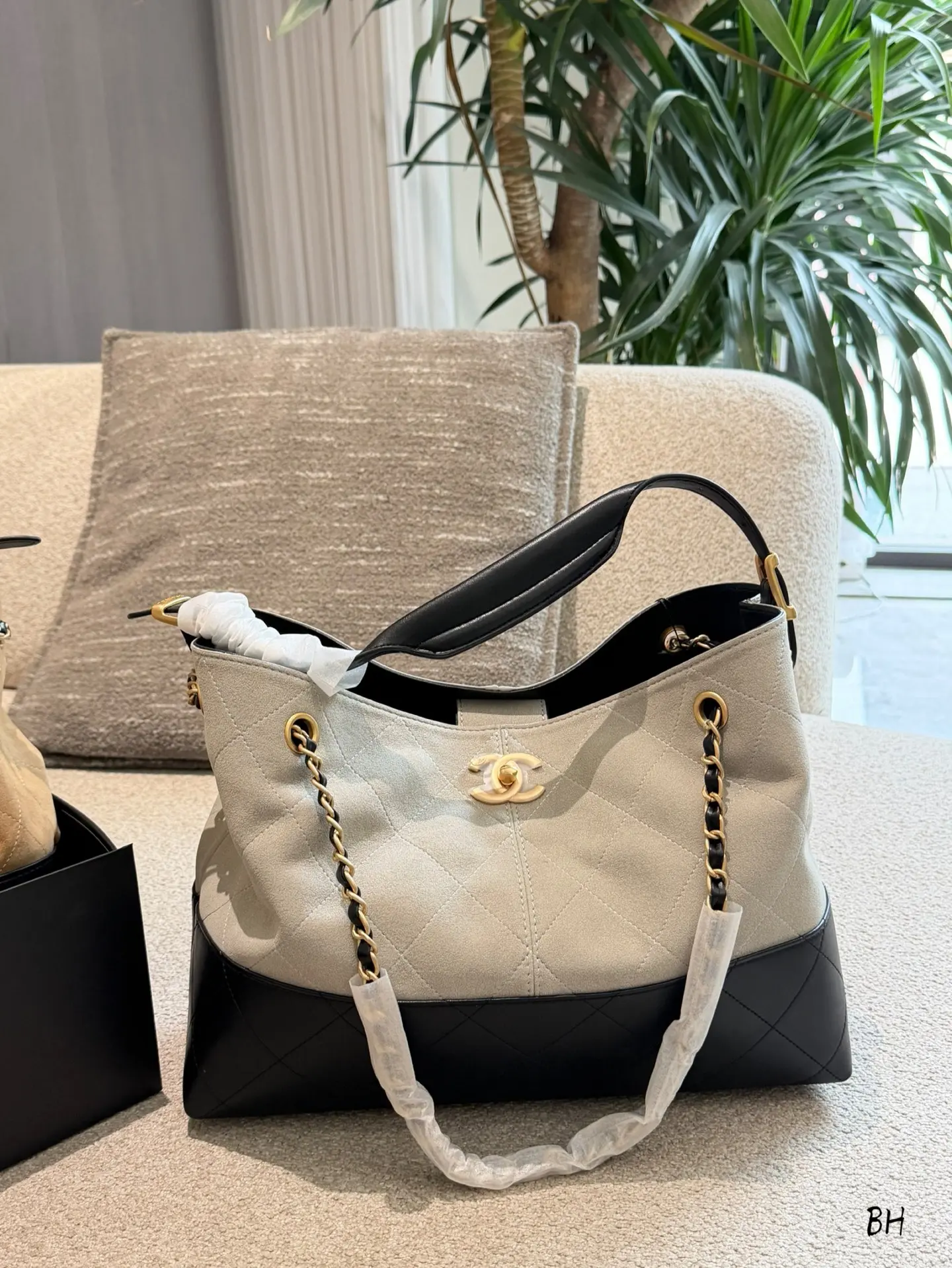 Chanel 25A Suede and Lambskin Hobo Tote Bag D38018152 — view 4