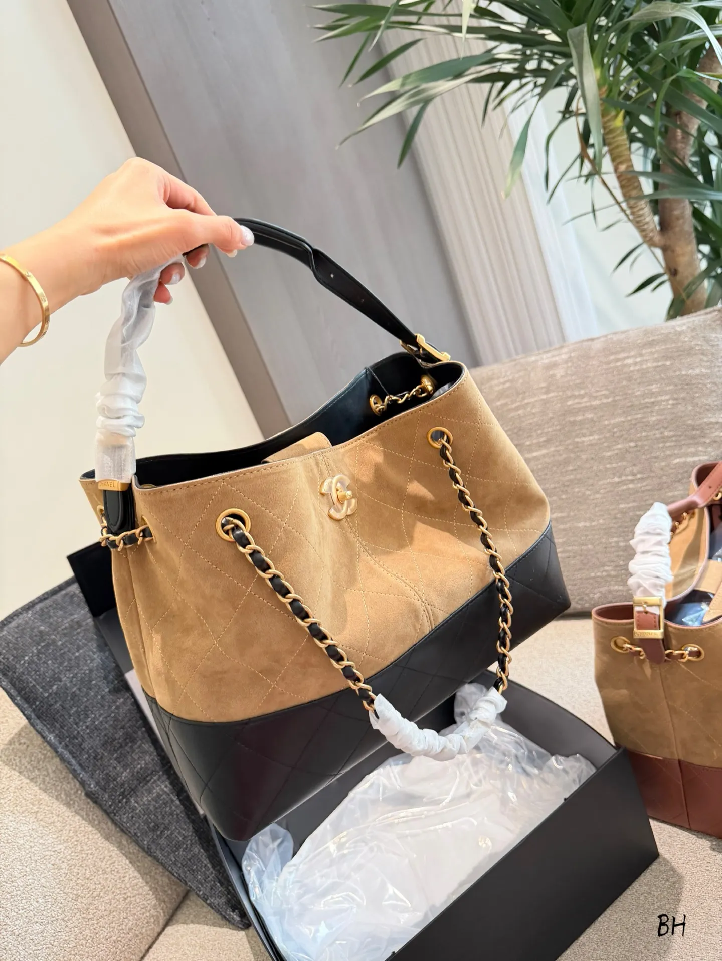 Chanel 25A Suede and Lambskin Hobo Tote Bag D38018152 — view 6