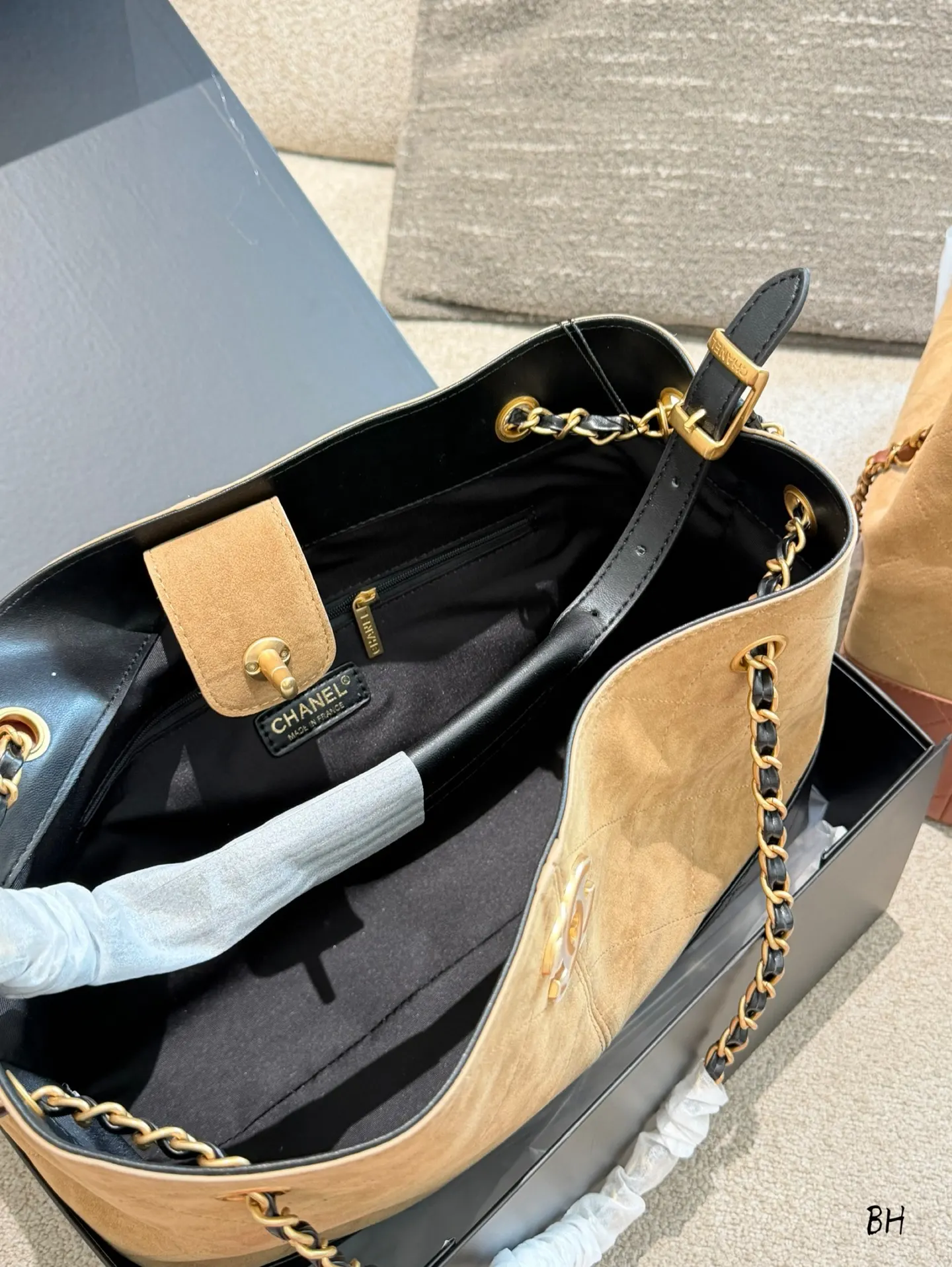 Chanel 25A Suede and Lambskin Hobo Tote Bag D38018152 — view 9