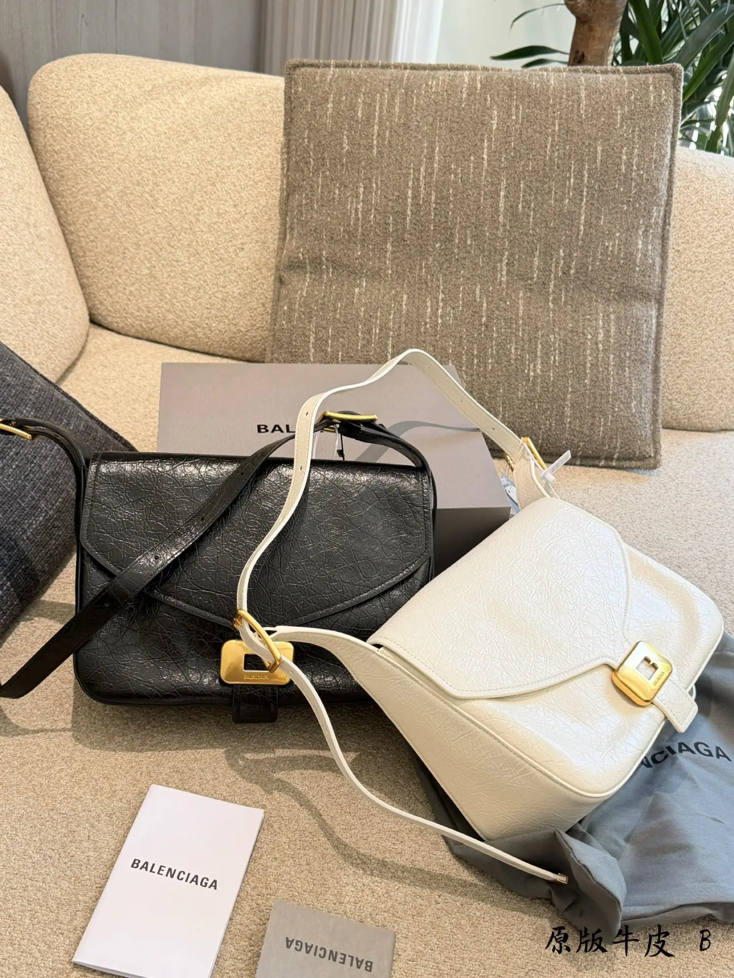 Clicca Leather Shoulder Bag D40017923