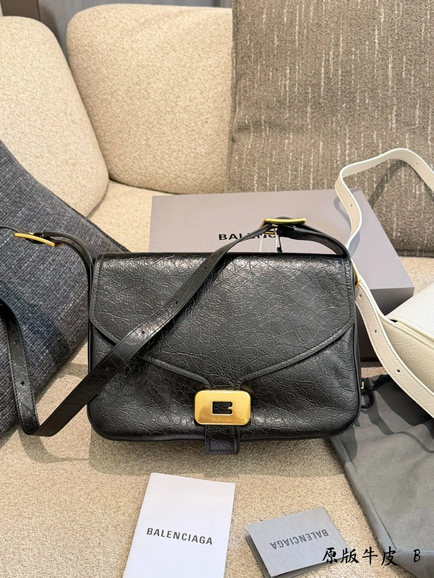 Clicca Leather Shoulder Bag D40017923 — view 2