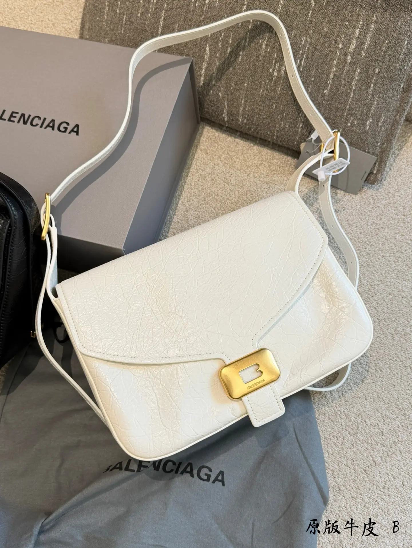 Clicca Leather Shoulder Bag D40017923 — view 3