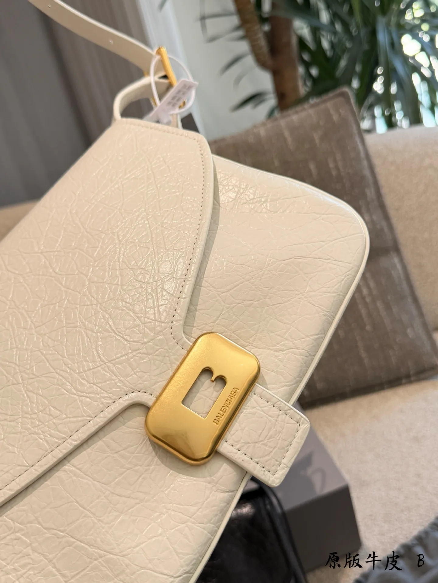 Clicca Leather Shoulder Bag D40017923 — view 4