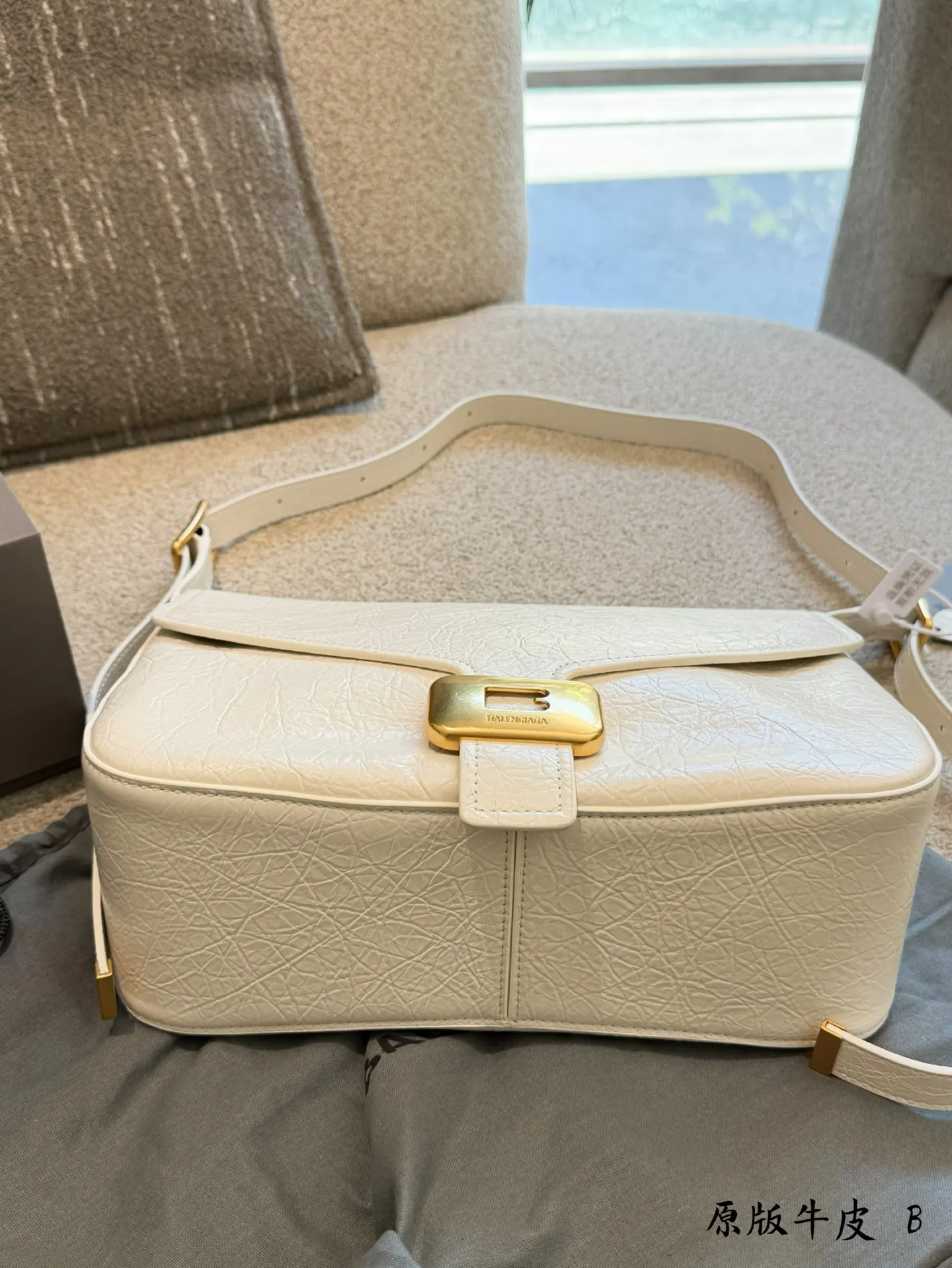 Clicca Leather Shoulder Bag D40017923 — view 5