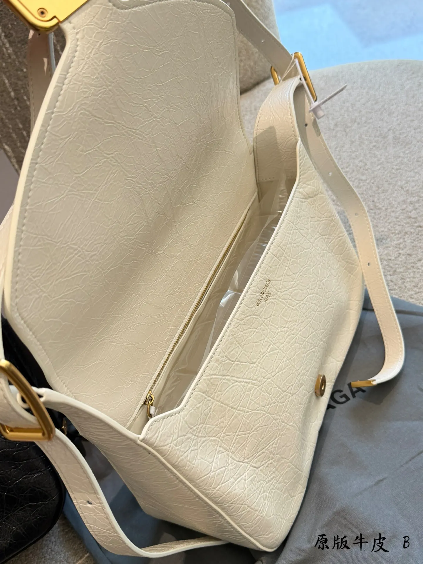 Clicca Leather Shoulder Bag D40017923 — view 6