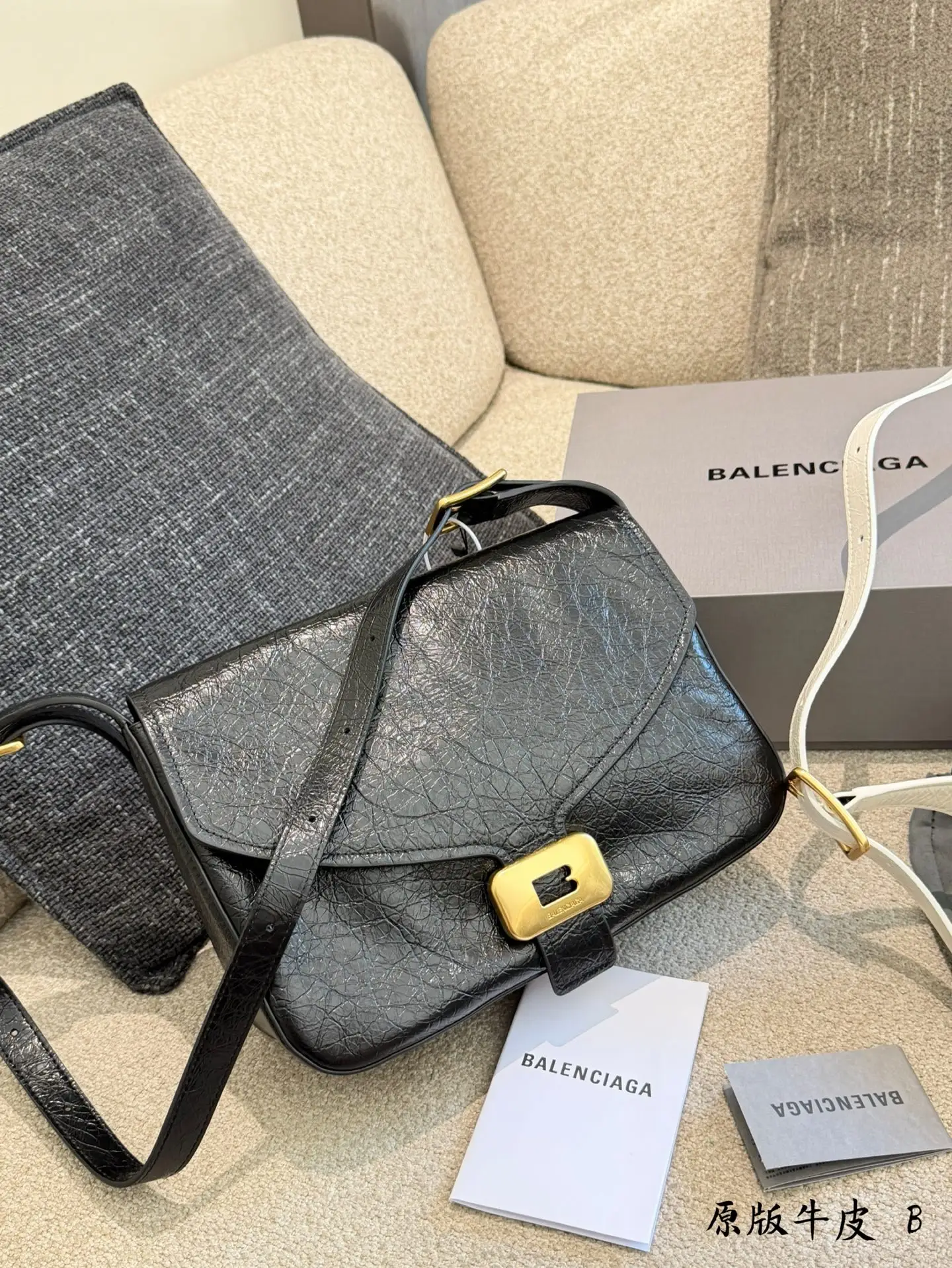 Clicca Leather Shoulder Bag D40017923 — view 7
