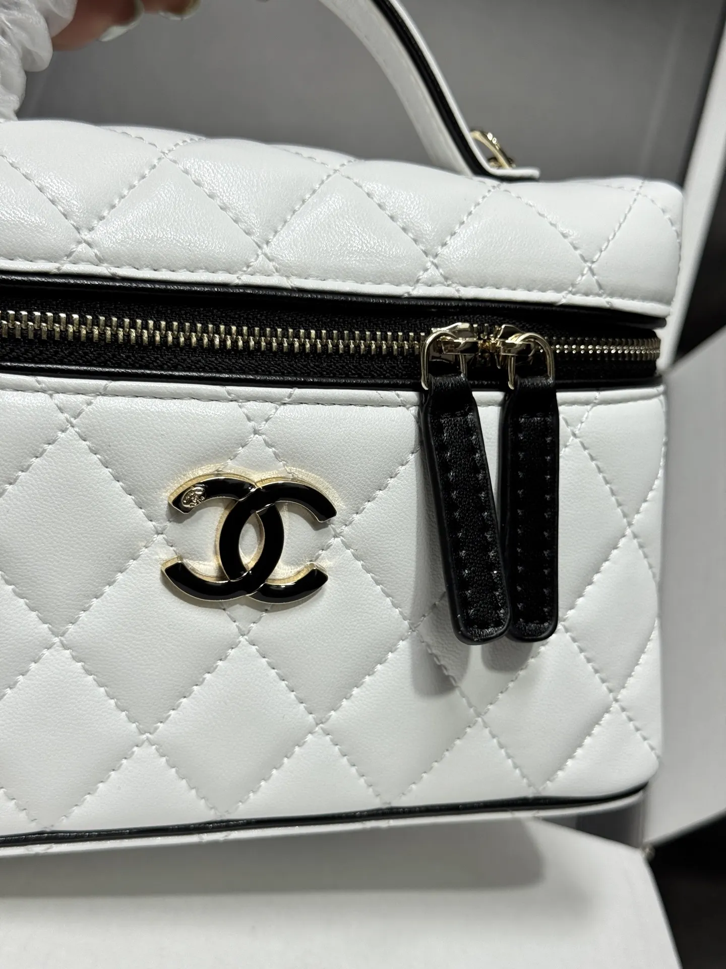Quilted Leather Vanity Case D41018532 — view 11