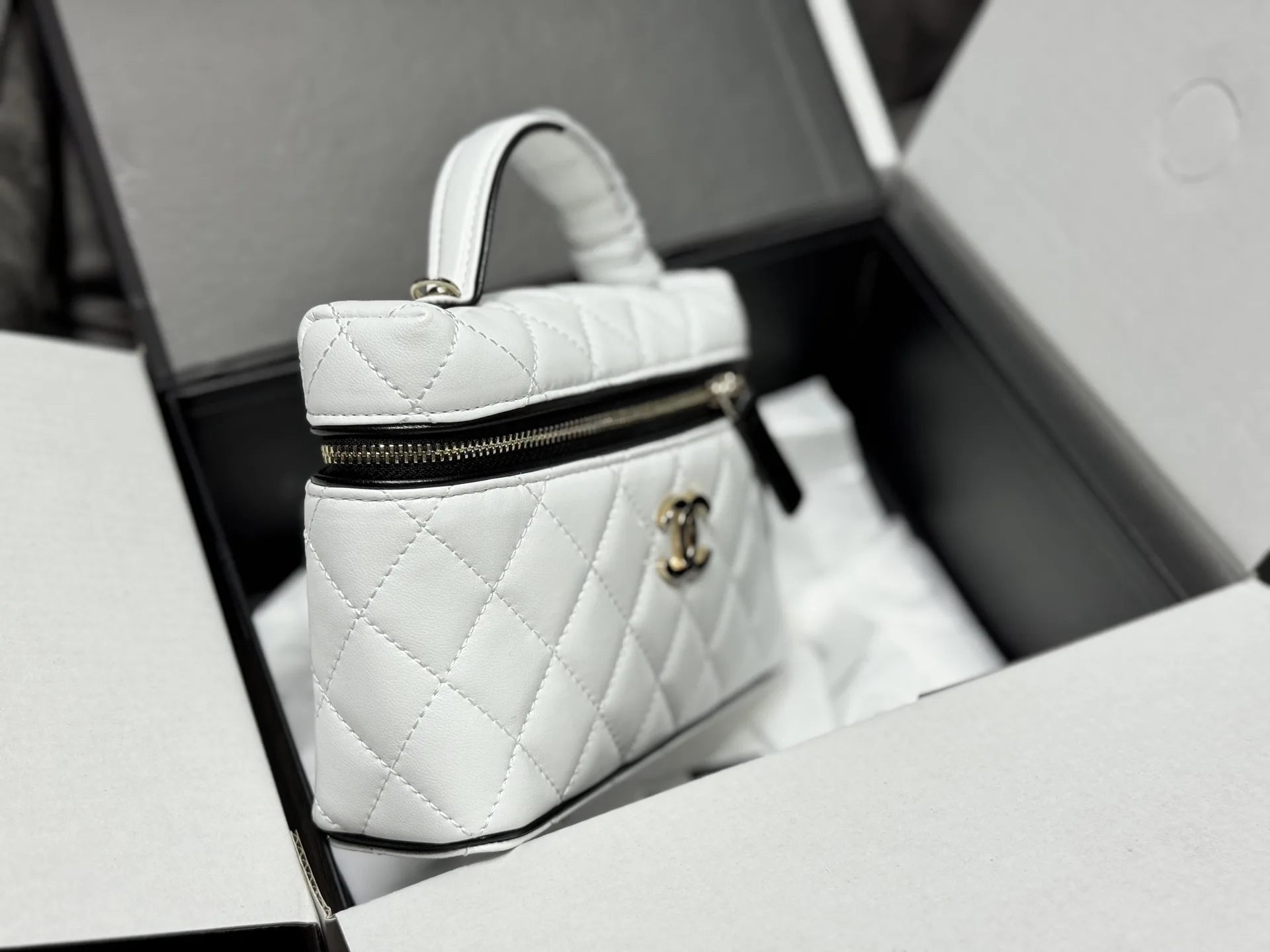 Quilted Leather Vanity Case D41018532 — view 12