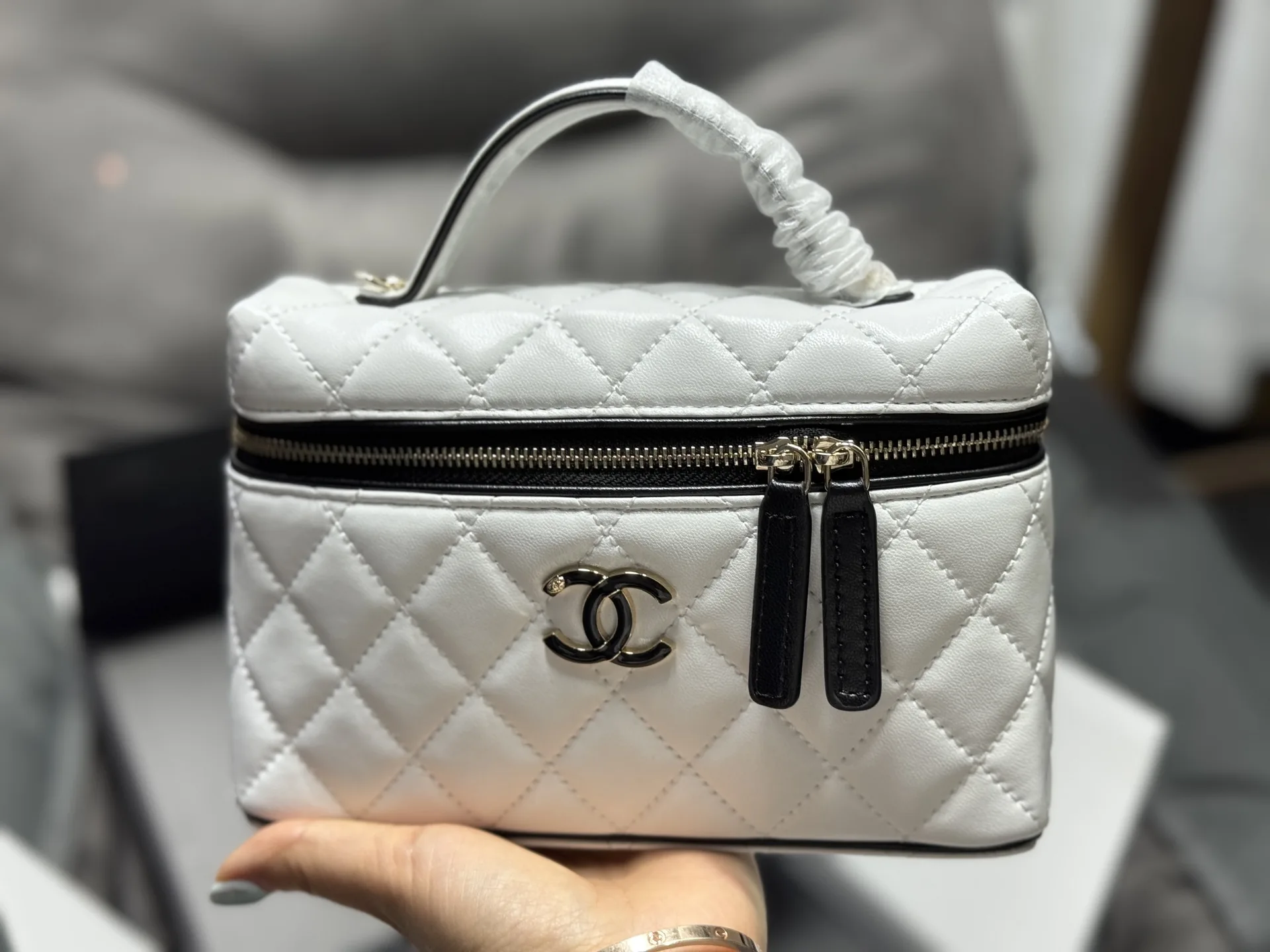 Quilted Leather Vanity Case D41018532 — view 14