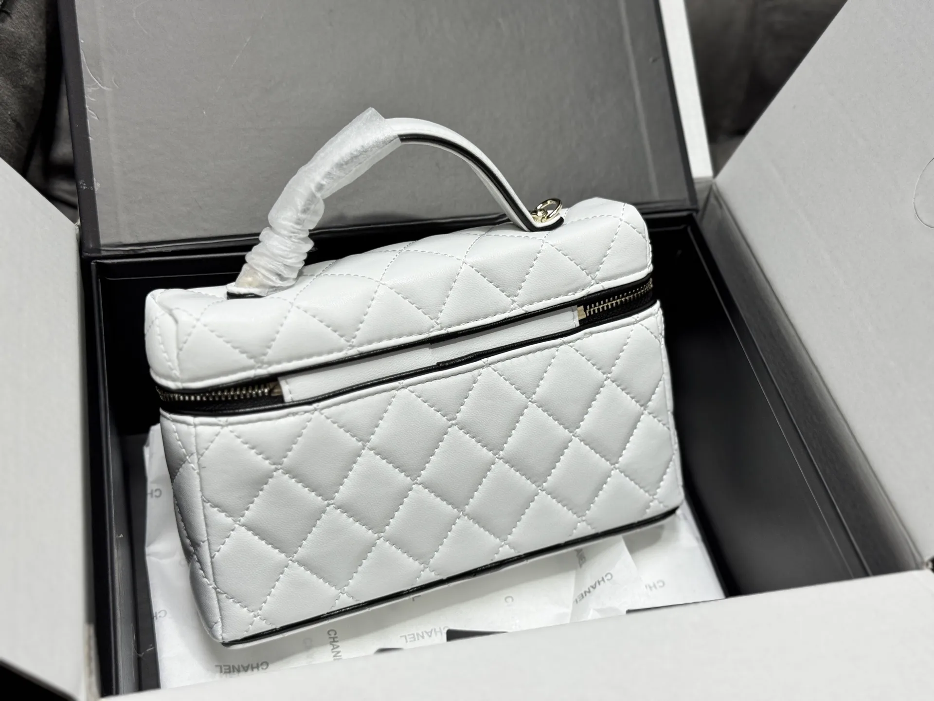 Quilted Leather Vanity Case D41018532 — view 15