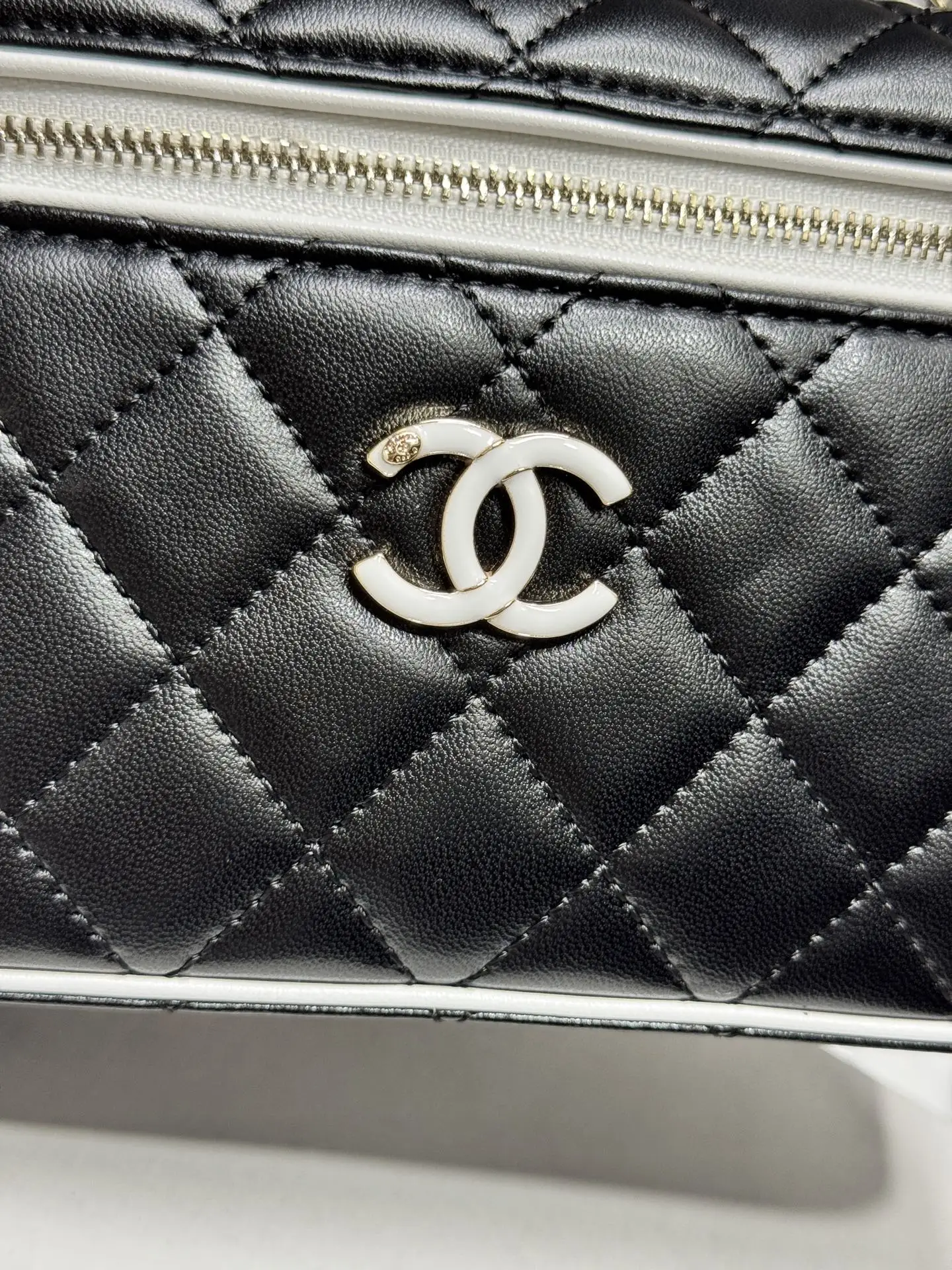 Quilted Leather Vanity Case D41018532 — view 2