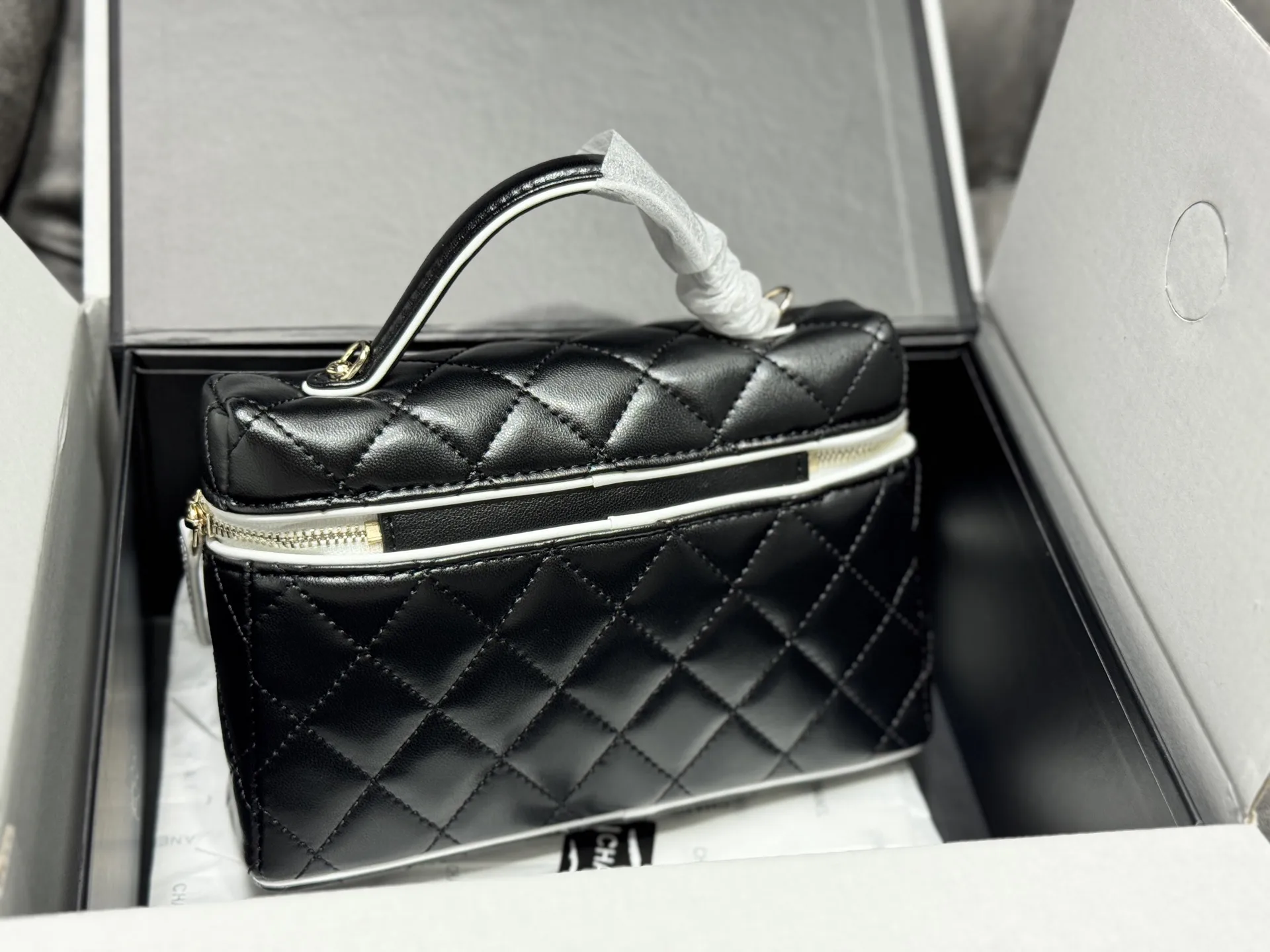 Quilted Leather Vanity Case D41018532 — view 3