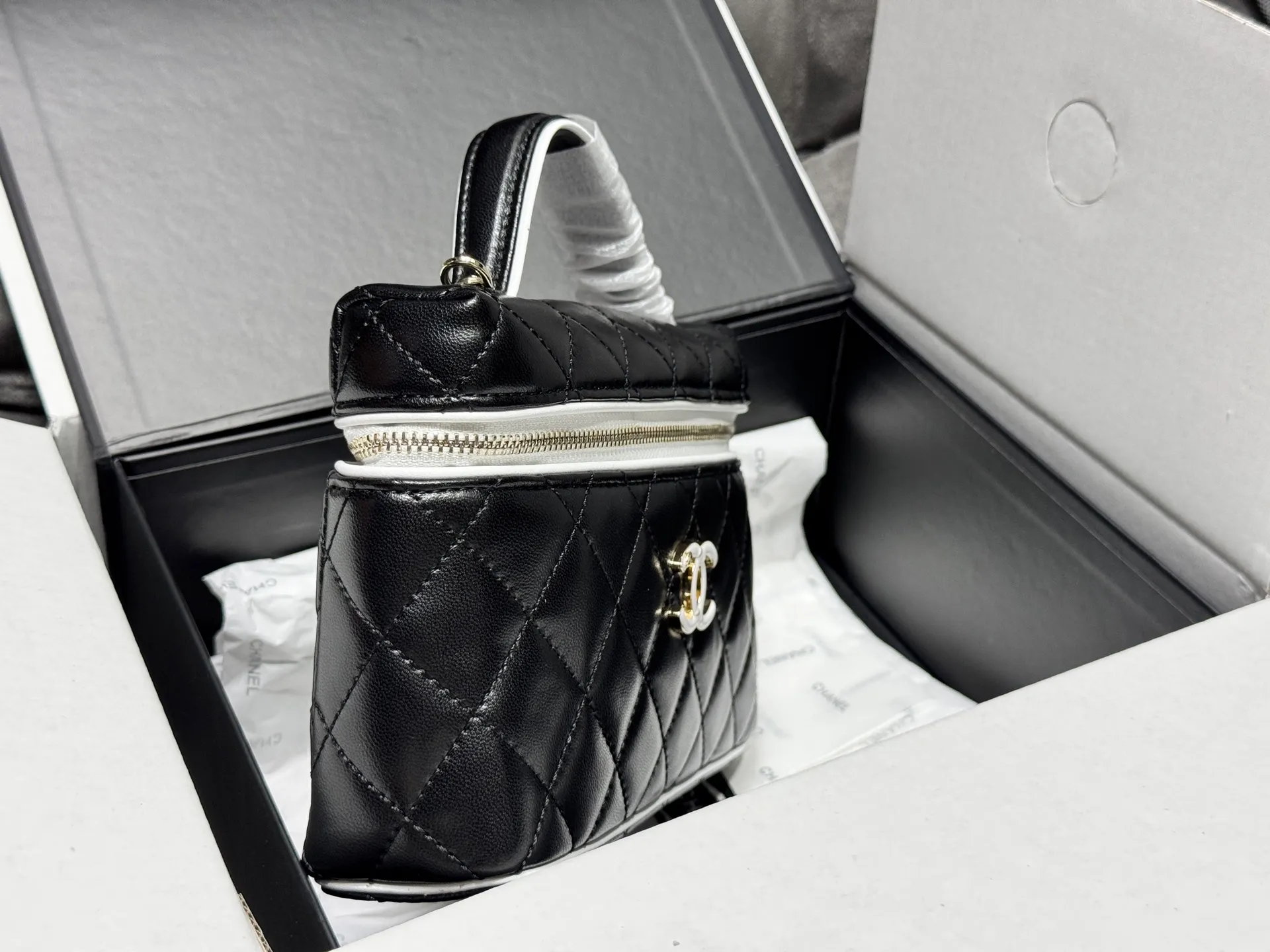 Quilted Leather Vanity Case D41018532 — view 5