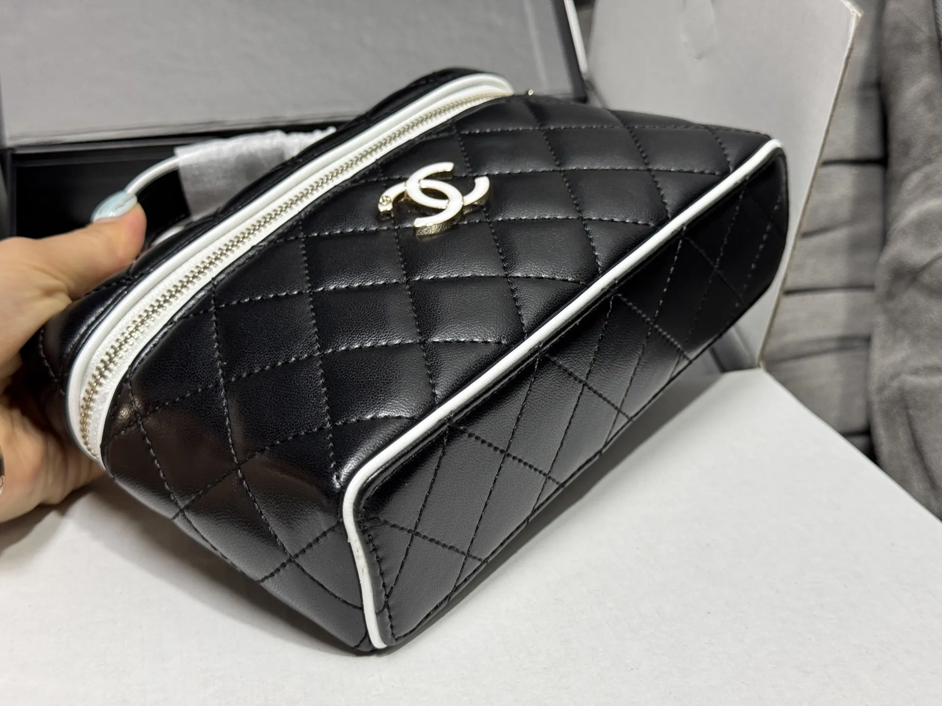 Quilted Leather Vanity Case D41018532 — view 6