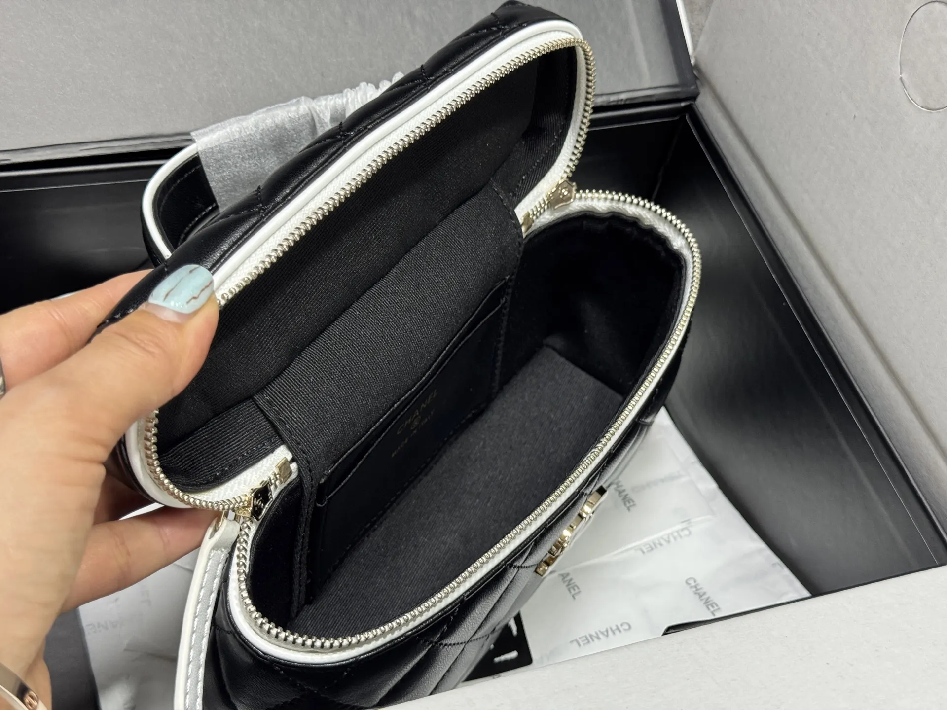 Quilted Leather Vanity Case D41018532 — view 8
