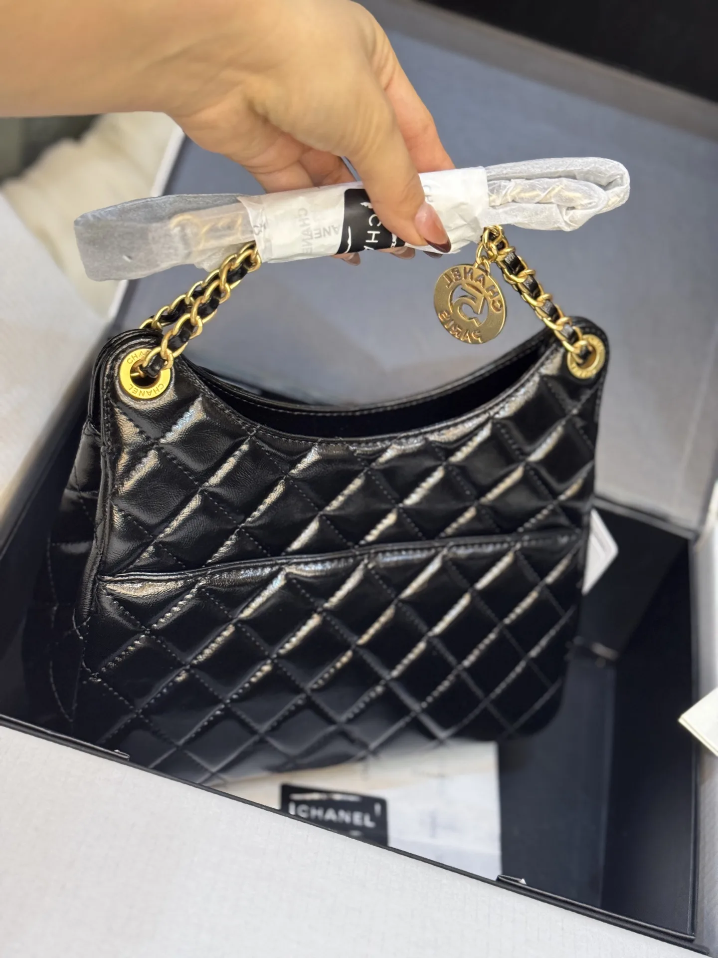 Hobo Quilted Leather Shoulder Bag D43018468 — view 5