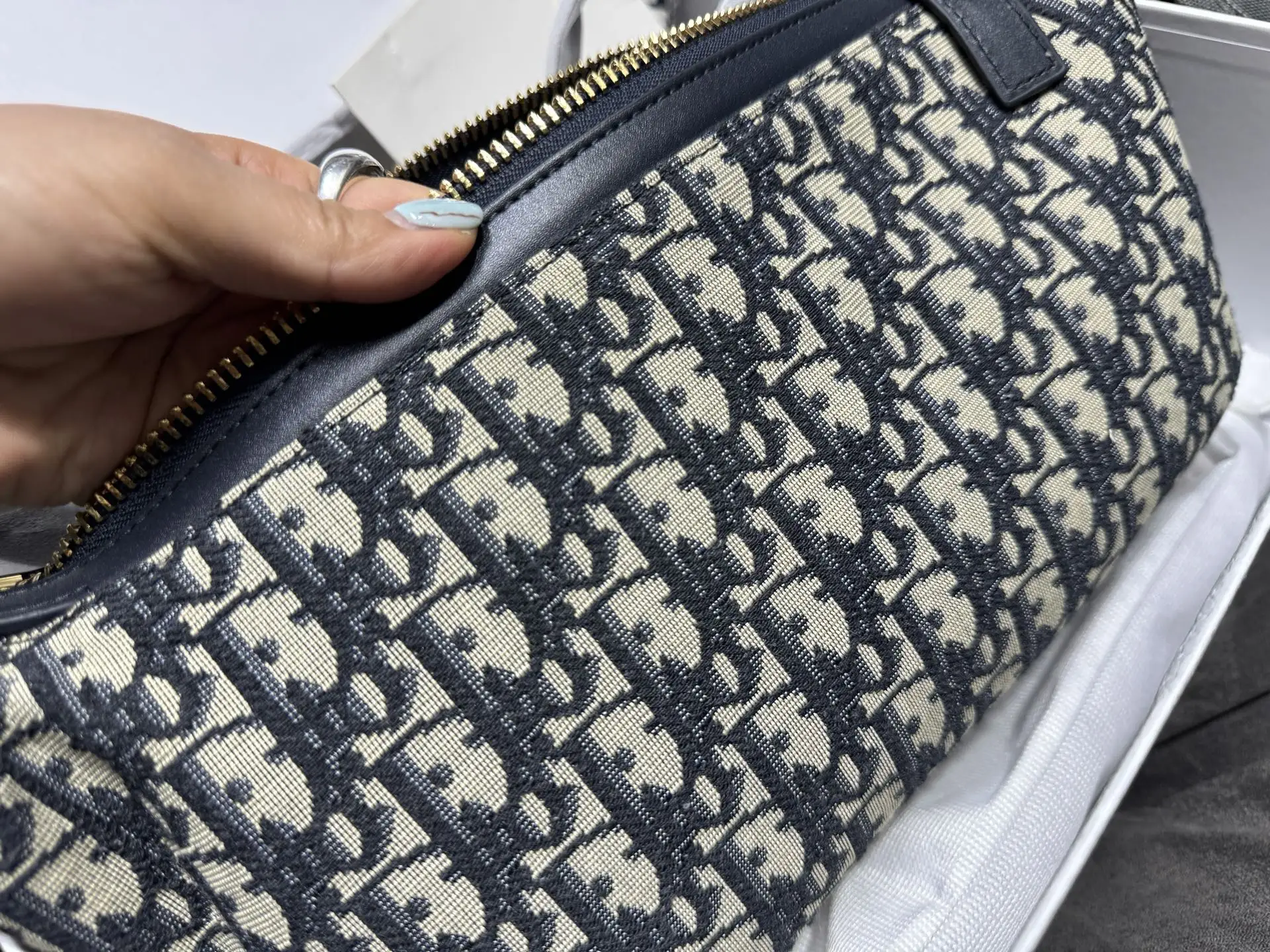 D-Journey Oblique Canvas Bag D48018549 — view 6