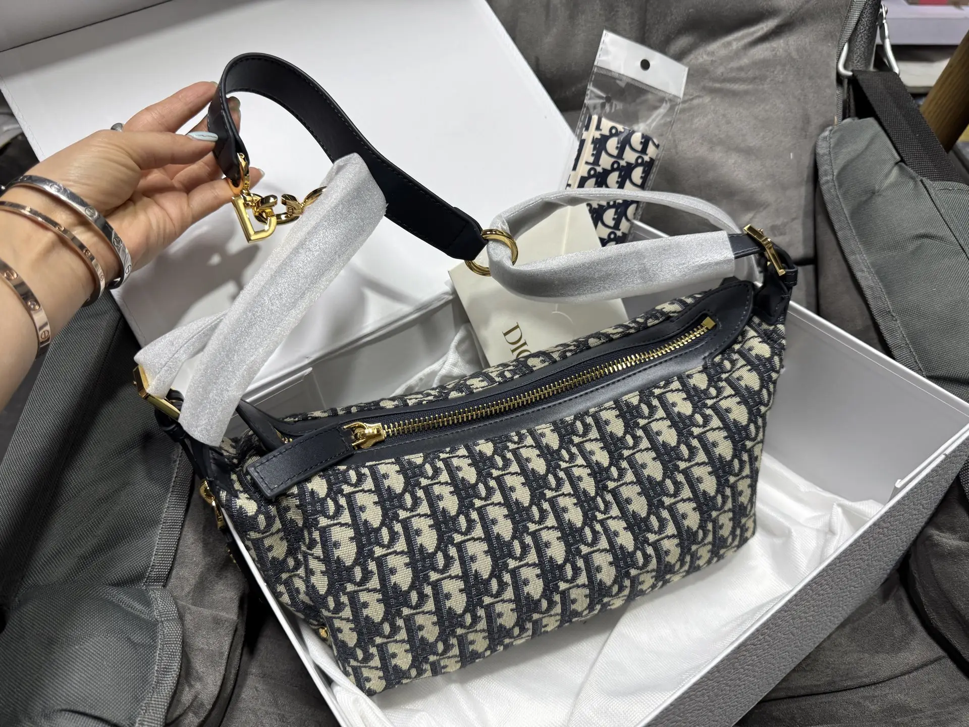 D-Journey Oblique Canvas Bag D48018549 — view 7