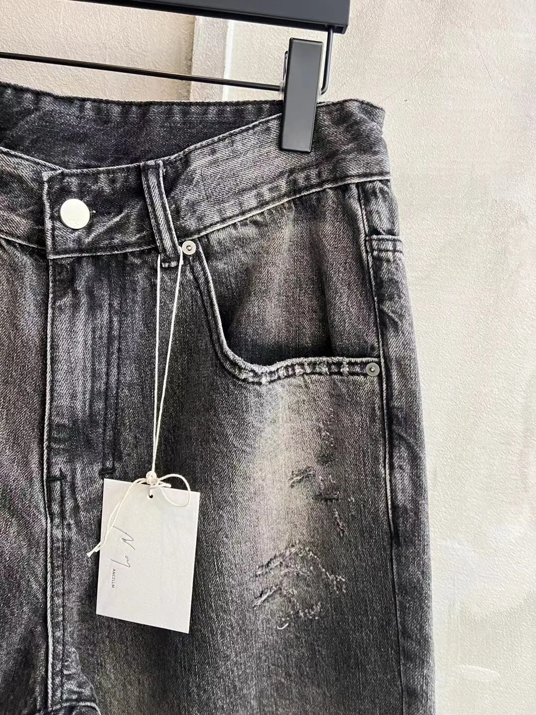 Distressed Tapered Selvedge Denim Jeans D19521877 — view 4