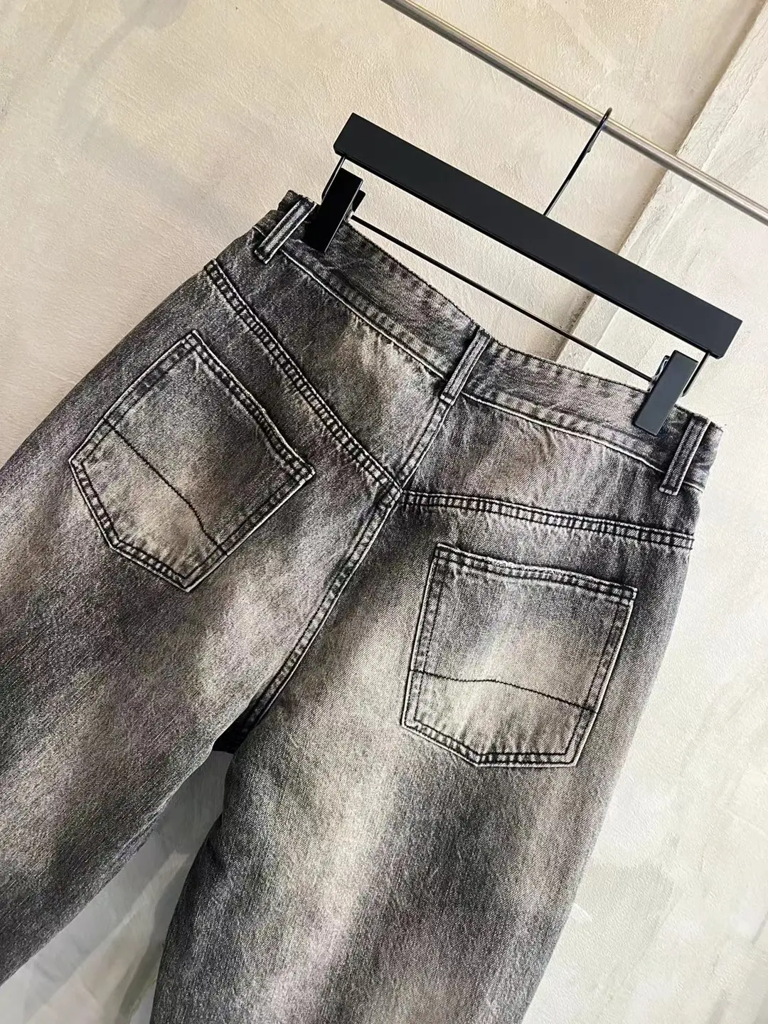 Distressed Tapered Selvedge Denim Jeans D19521877 — view 5