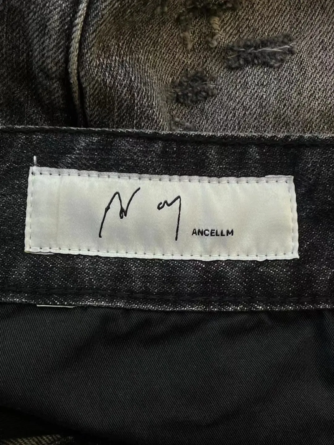Distressed Tapered Selvedge Denim Jeans D19521877 — view 6