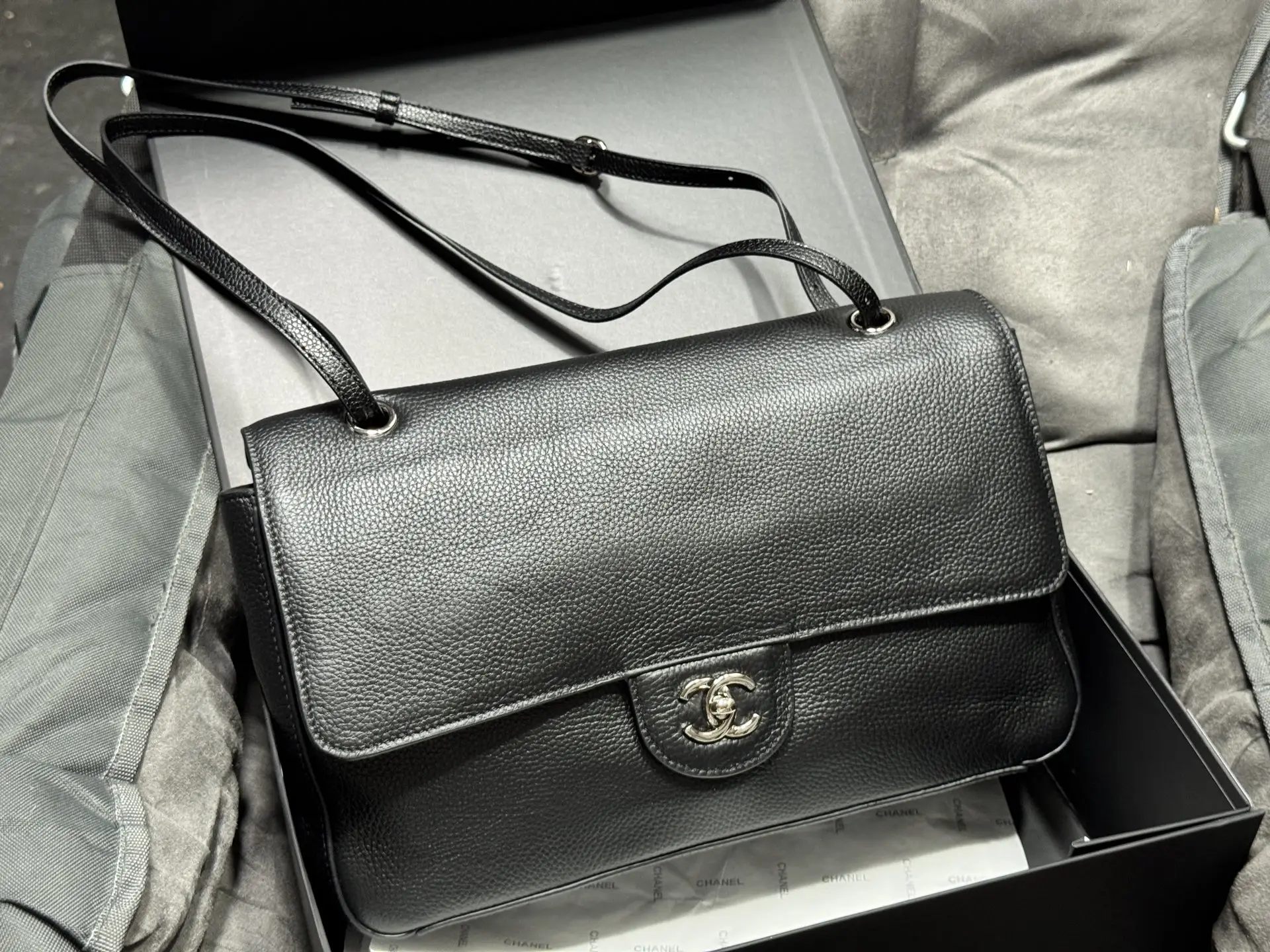 Maxi Flap Bag in Grained Leather D52018481