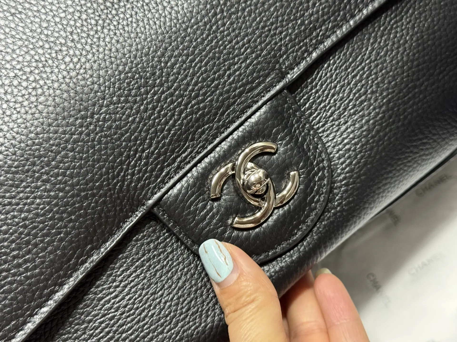Maxi Flap Bag in Grained Leather D52018481 — view 2