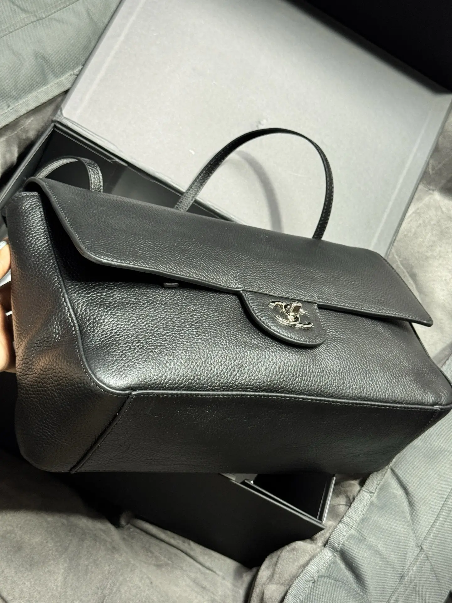 Maxi Flap Bag in Grained Leather D52018481 — view 4