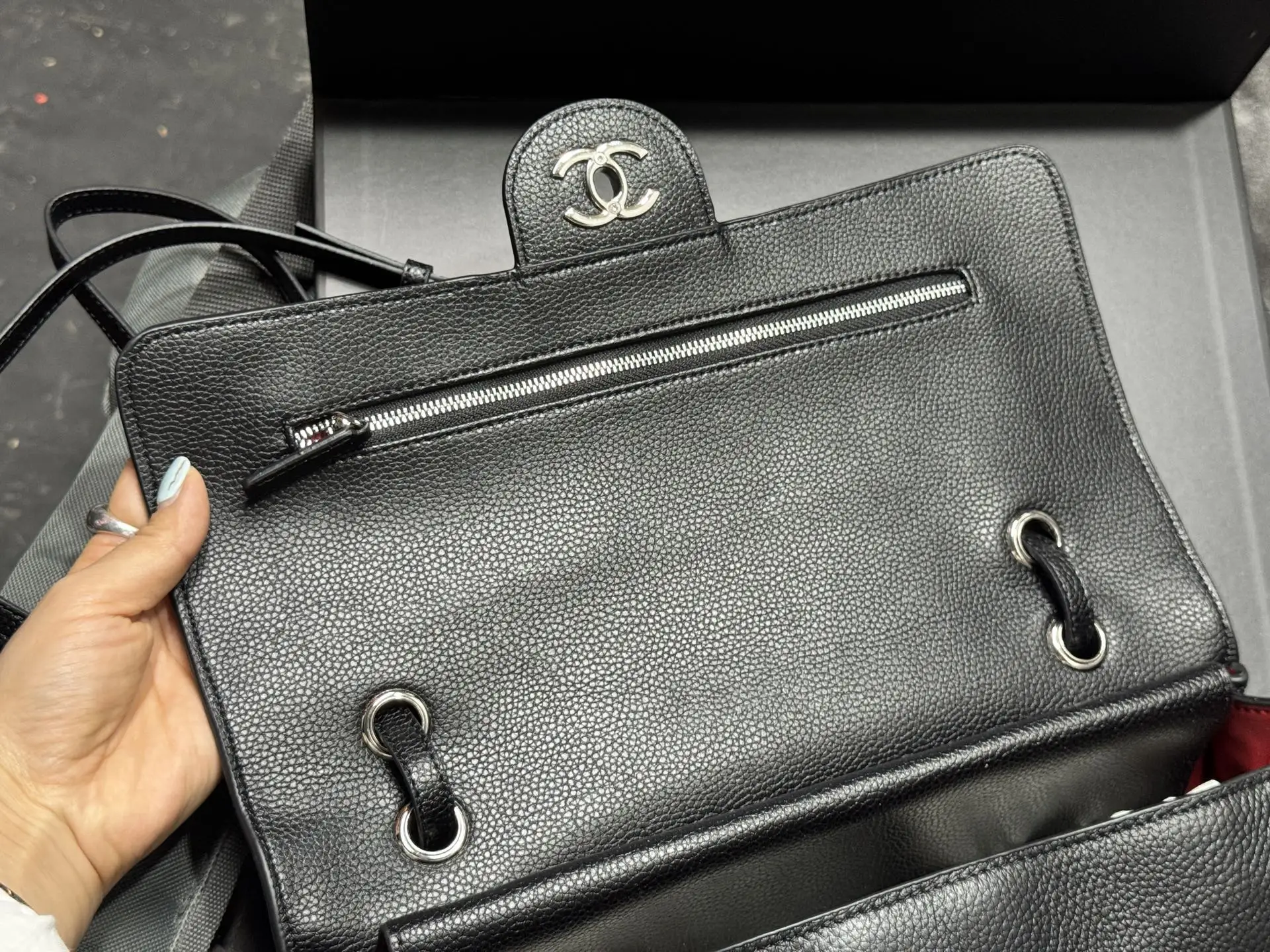 Maxi Flap Bag in Grained Leather D52018481 — view 5