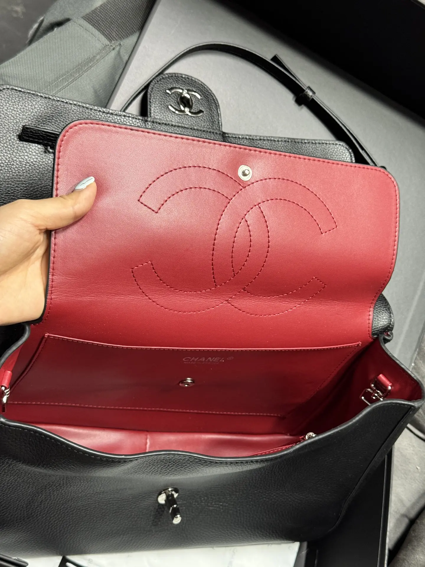 Maxi Flap Bag in Grained Leather D52018481 — view 8