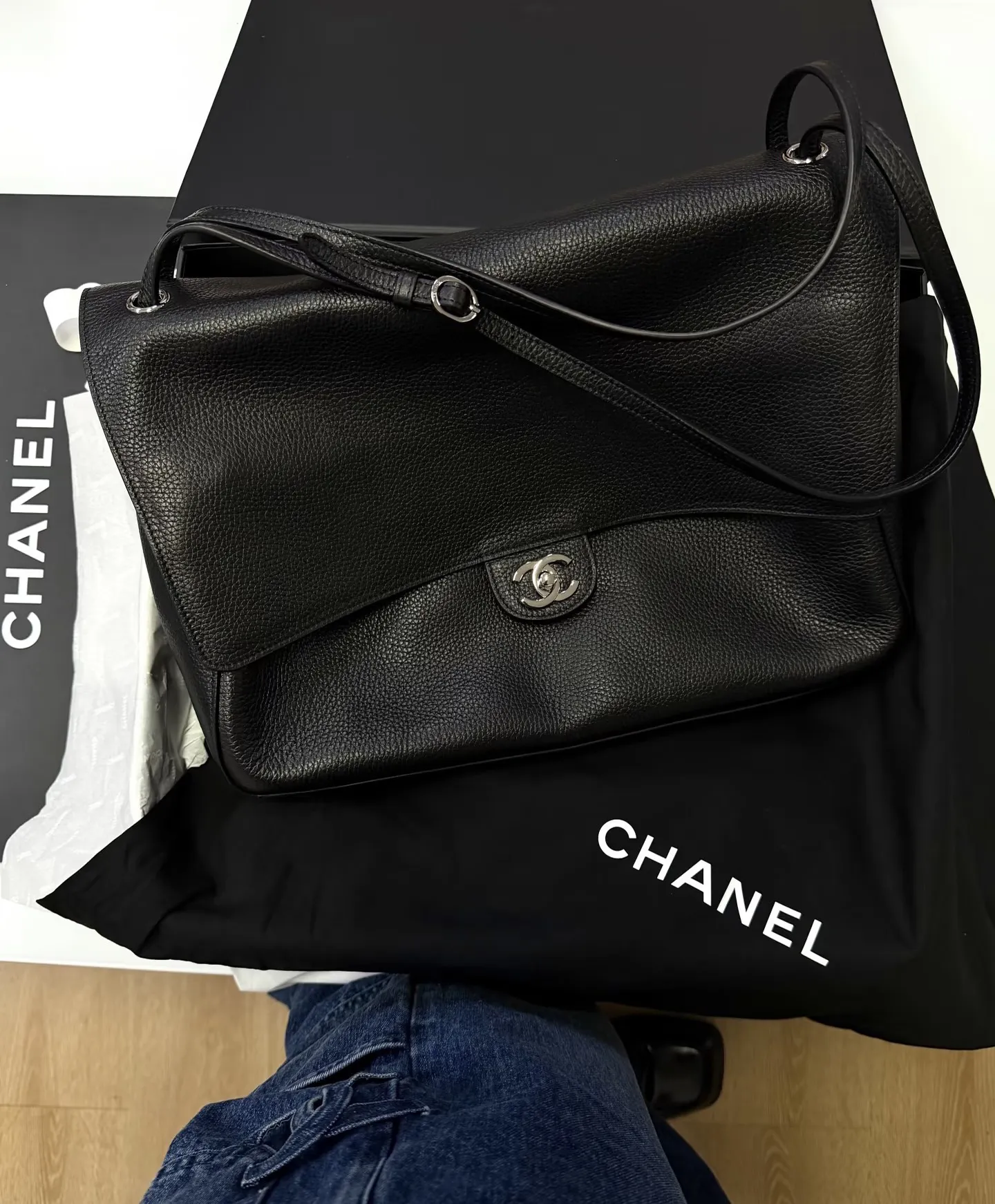 Maxi Flap Grained Leather Shoulder Bag D52018480