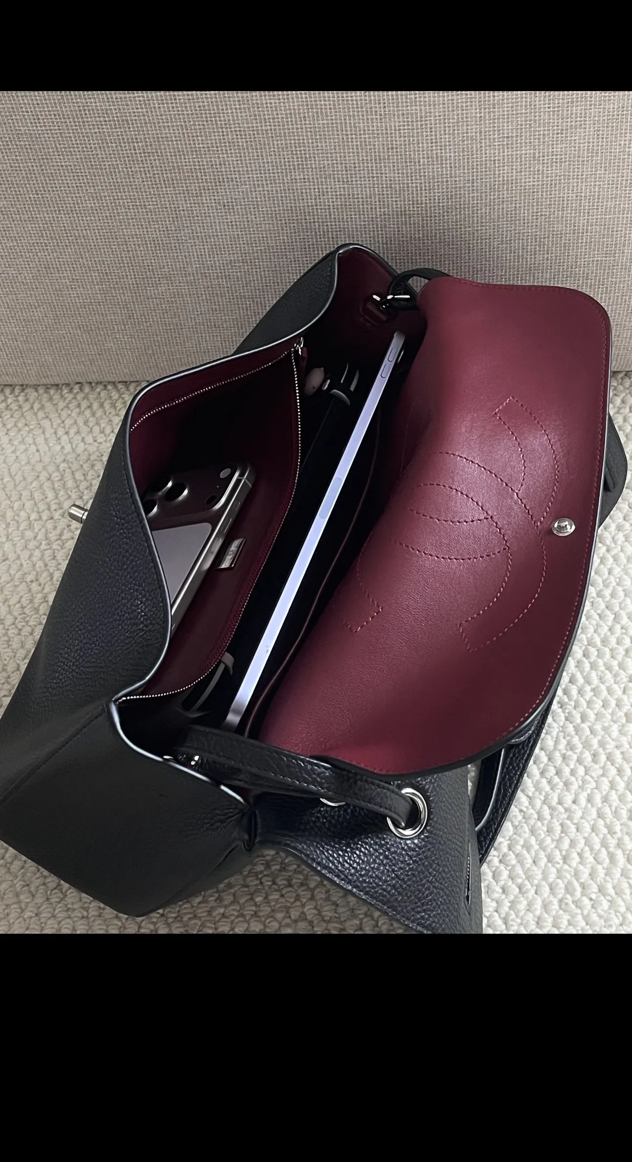 Maxi Flap Grained Leather Shoulder Bag D52018480 — view 4