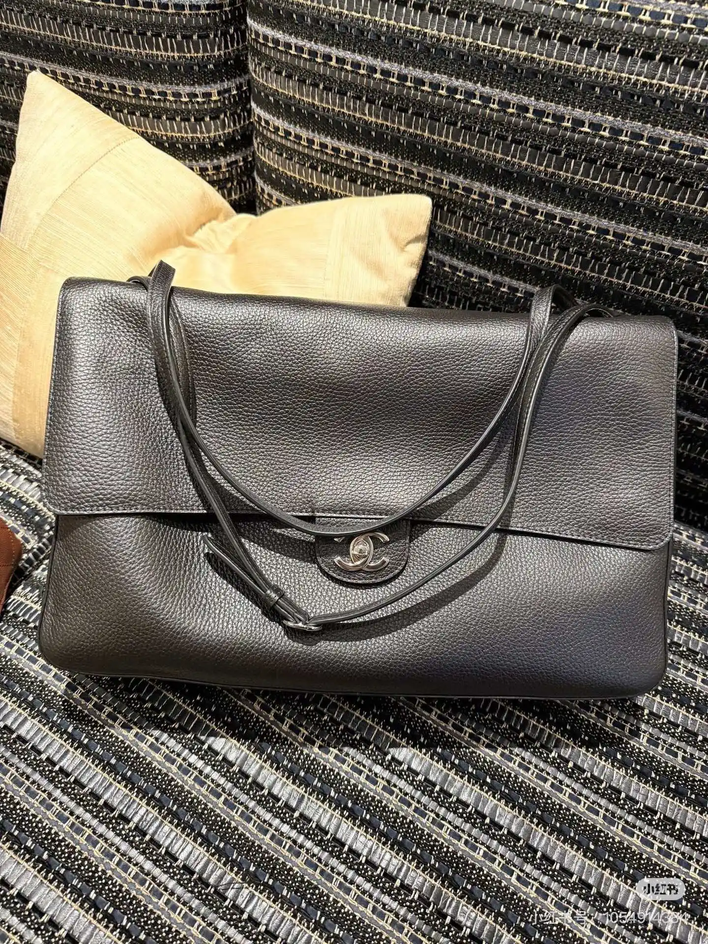 Maxi Flap Shoulder Bag D52018479 — view 2