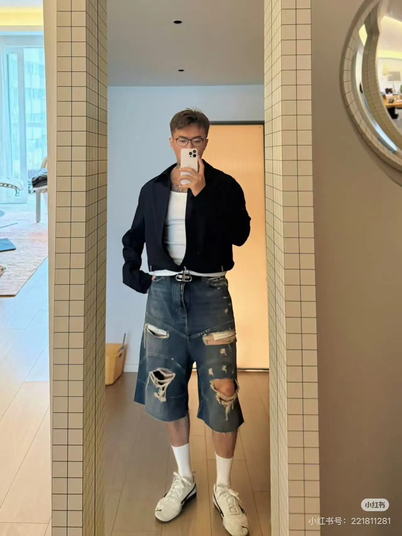 Baggy Distressed Denim Shorts D24520019