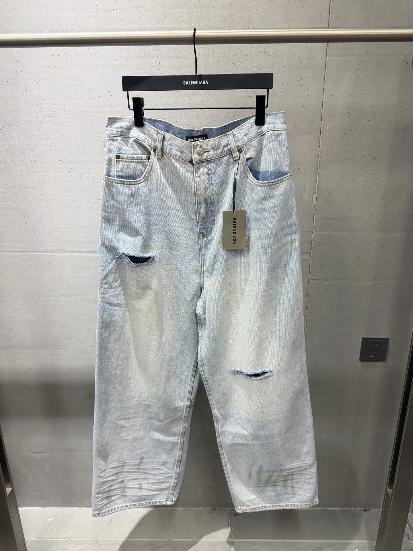 Distressed Wide-Leg Denim Jeans D21021865