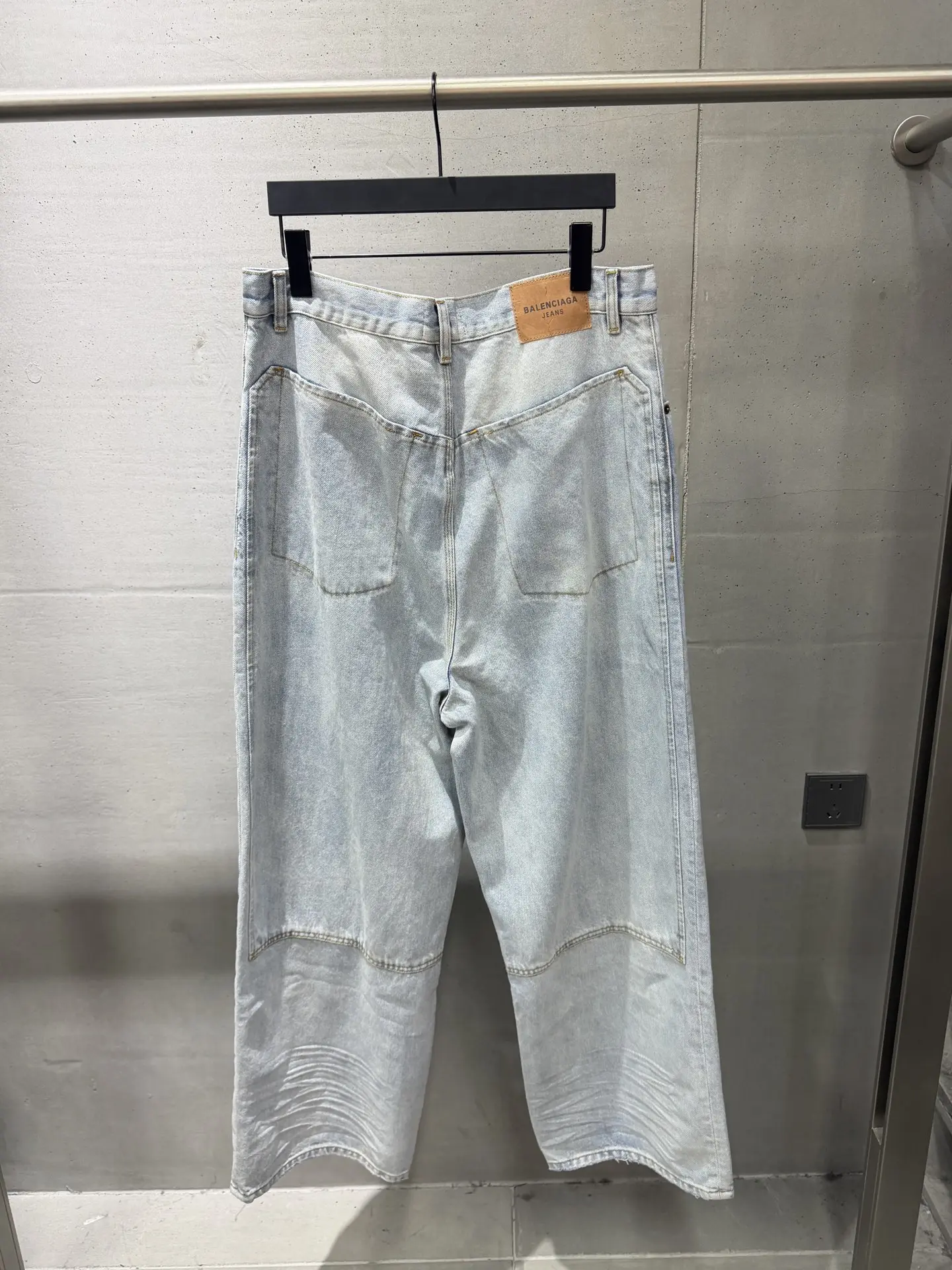 Distressed Wide-Leg Denim Jeans D21021865 — view 2