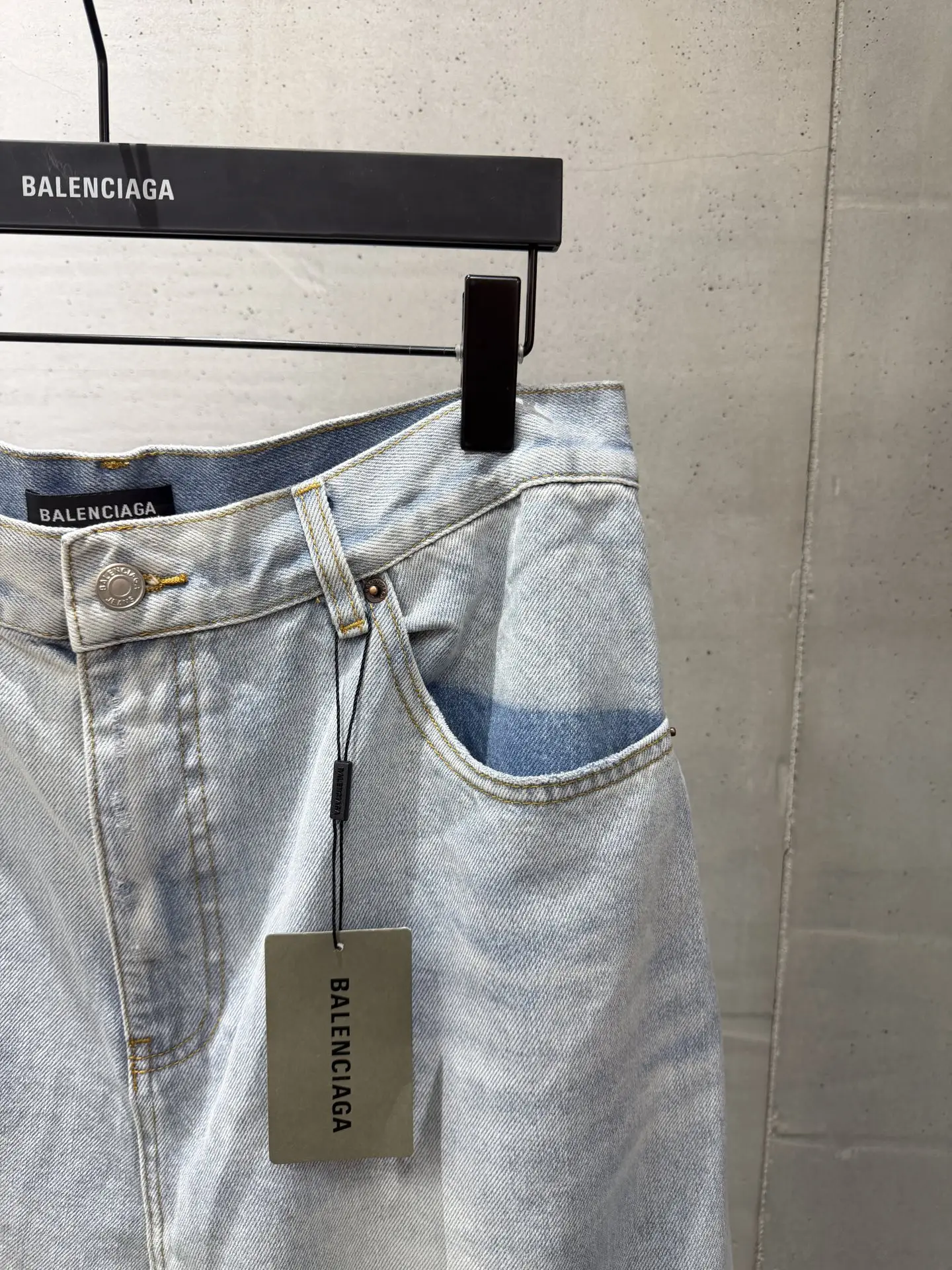 Distressed Wide-Leg Denim Jeans D21021865 — view 4