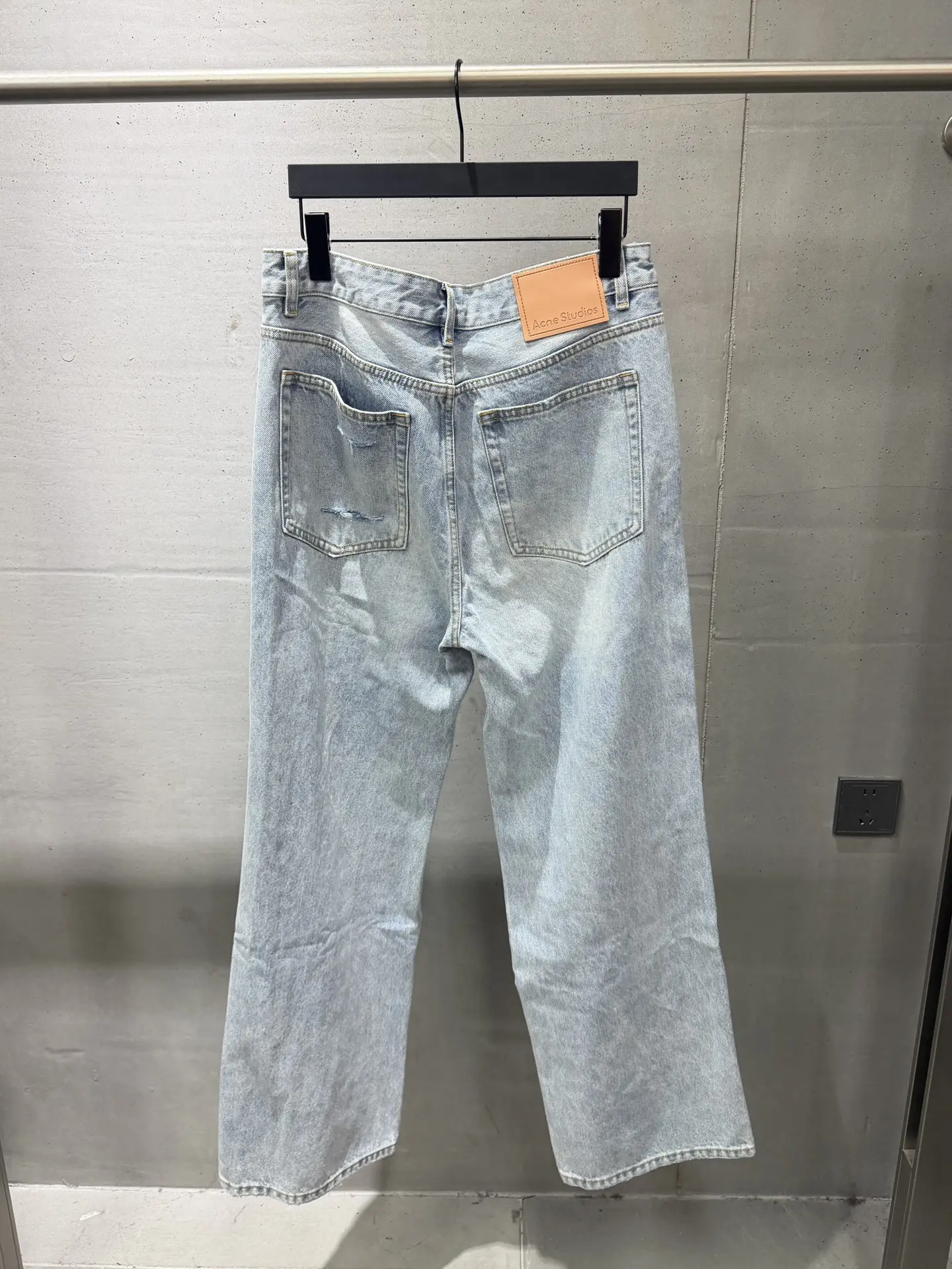 Distressed Wide-Leg Light Wash Jeans D20521867 — view 2