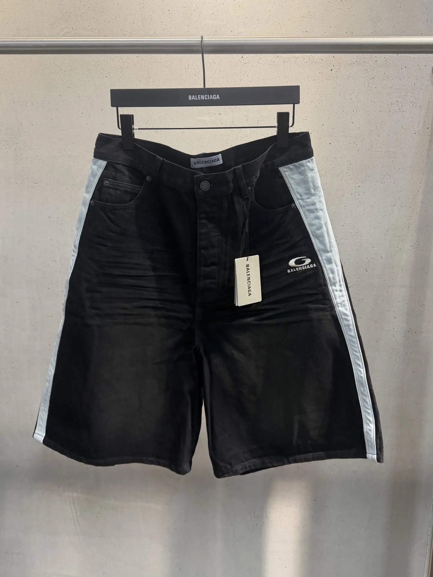 Contrast Stripe Logo Denim Shorts D20521872