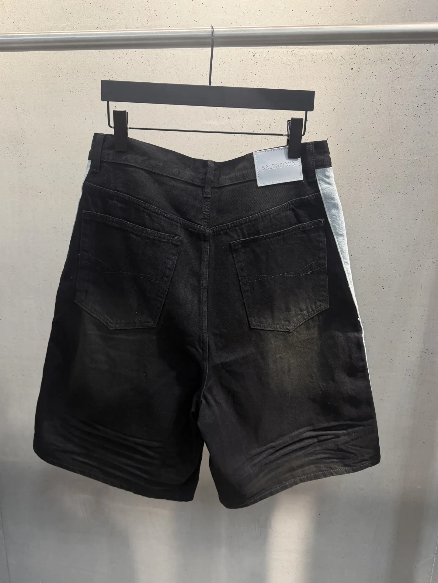 Contrast Stripe Logo Denim Shorts D20521872 — view 2