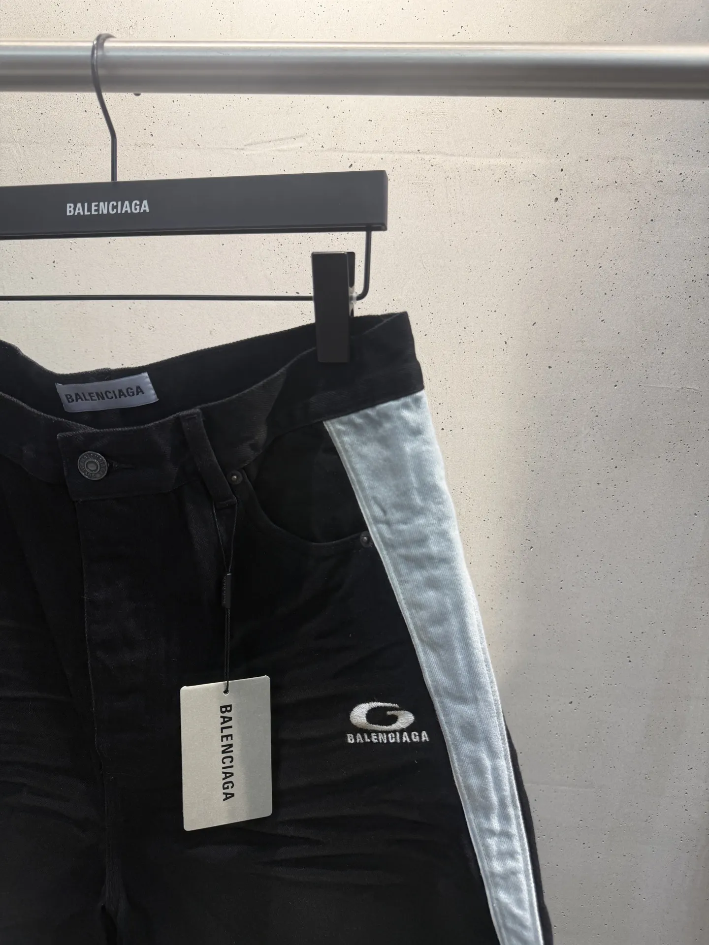 Contrast Stripe Logo Denim Shorts D20521872 — view 4