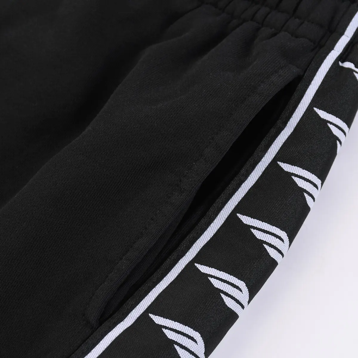 Logo-Stripe Baggy Cotton-Jersey Sweatpants D22520016 — view 4