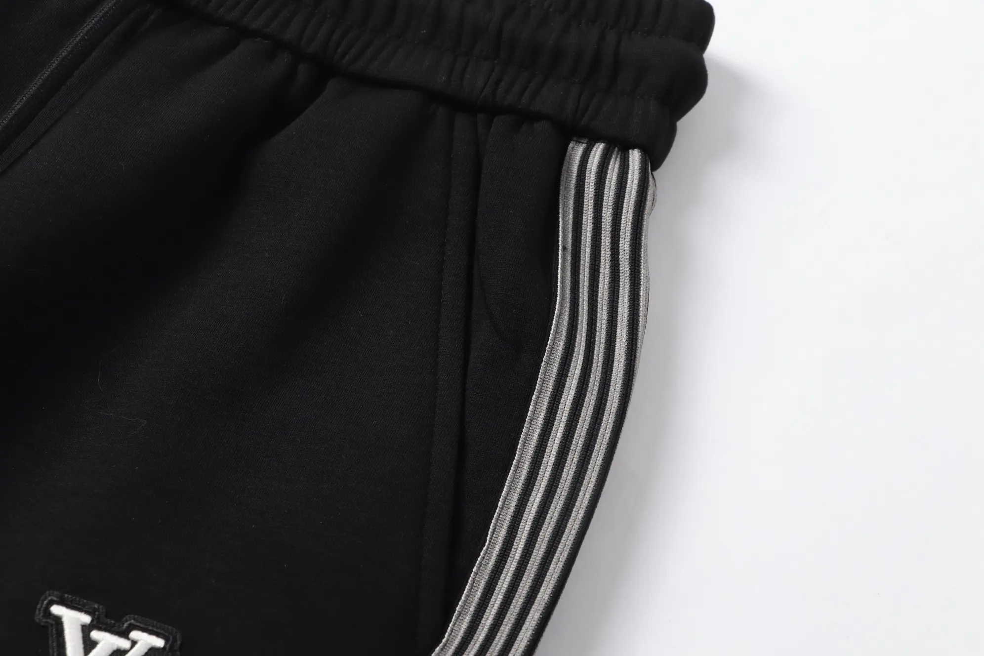 Logo Patch Striped Trim Casual Shorts D14011425 — view 4