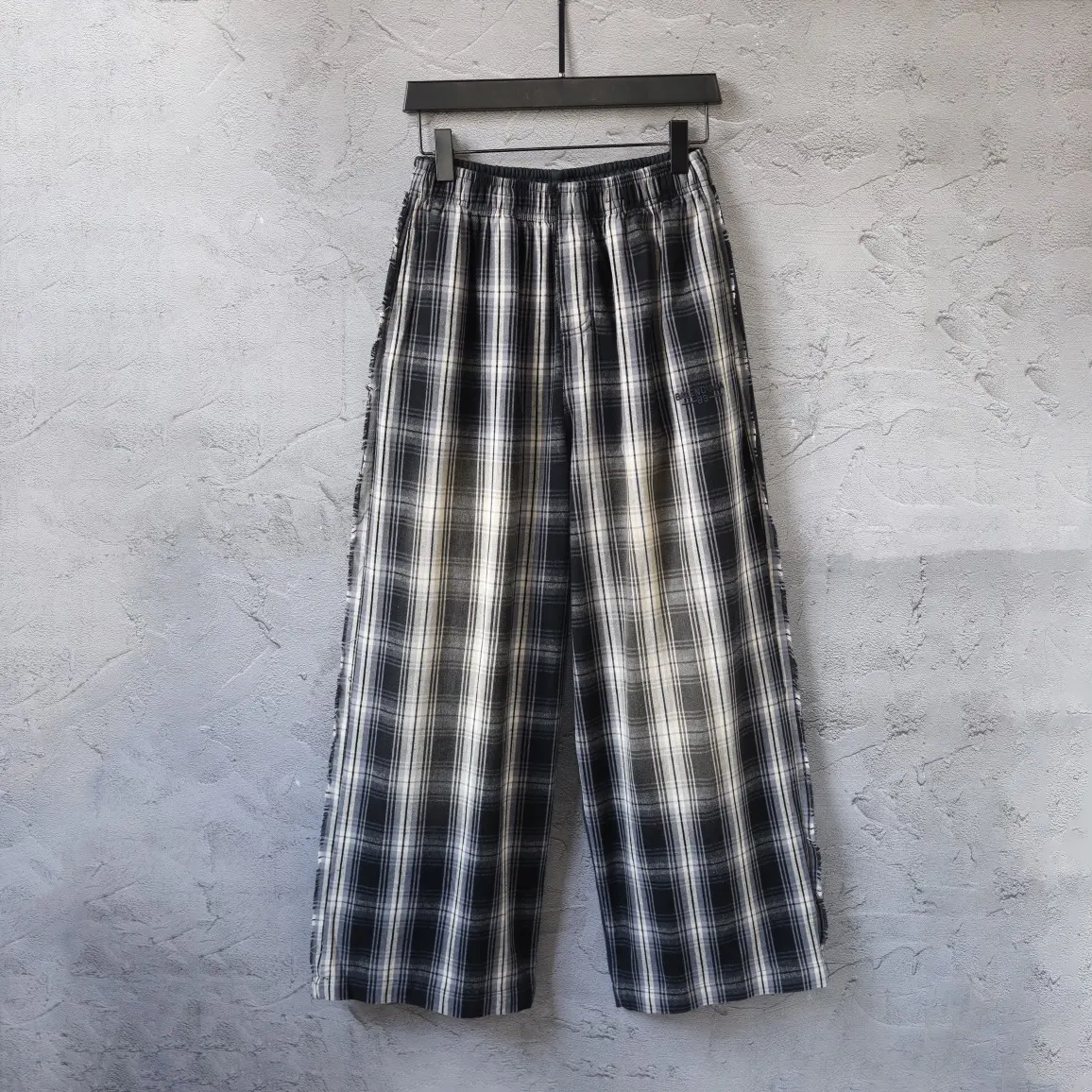 Distressed Plaid Wide-Leg Trousers D25920095 — view 10