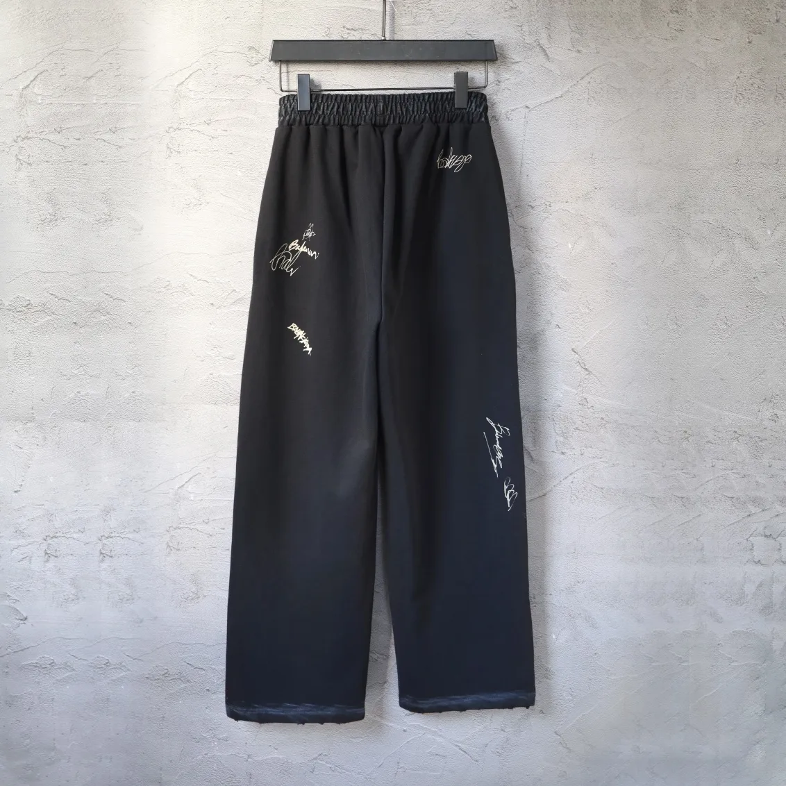 Signature Print Distressed Sweatpants D27922610 — view 2