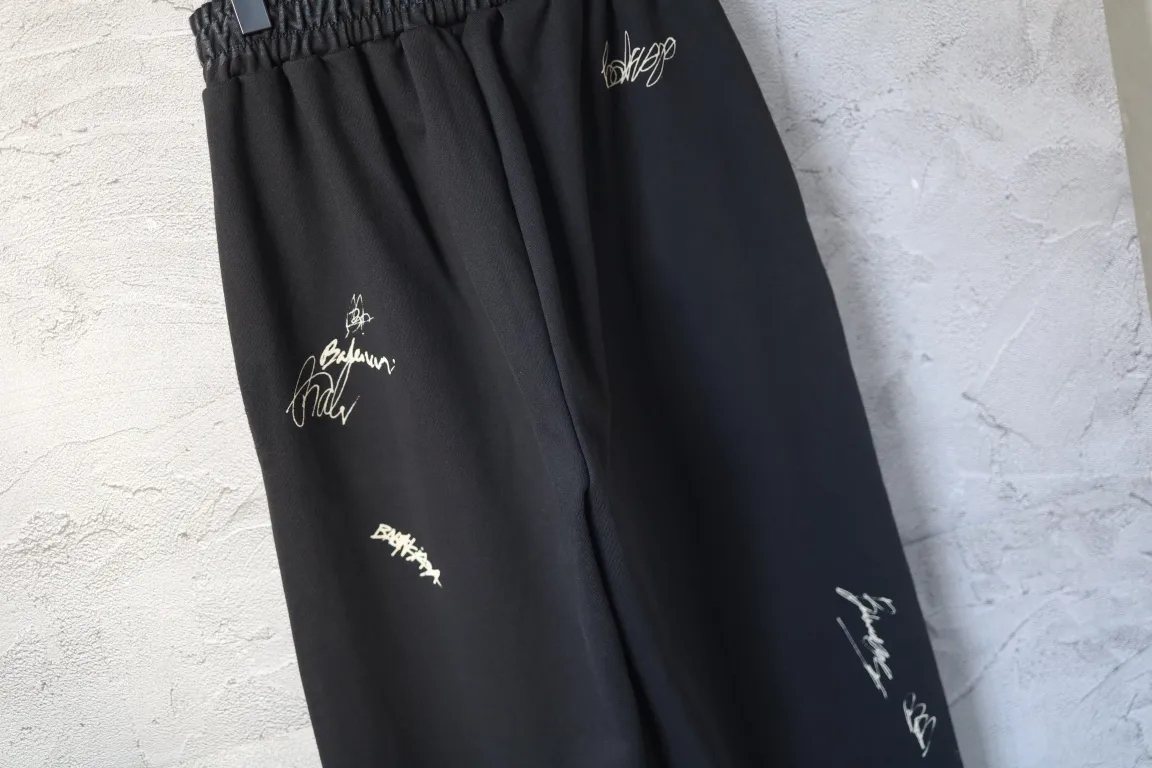 Signature Print Distressed Sweatpants D27922610 — view 3