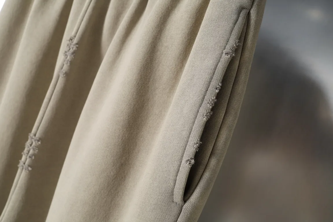Hand-Painted Distressed Graphic Sweatpants D30912998 — view 6