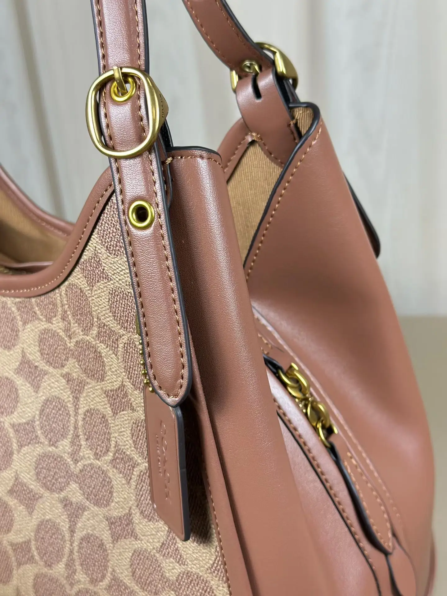 Erin Signature Canvas Shoulder Bag D39018242 — view 5