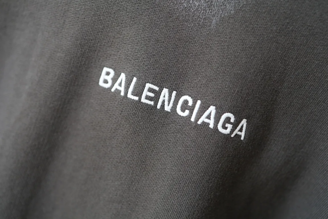 Logo Embroidered Mud-Wash Distressed Hoodie D31920096 — view 6
