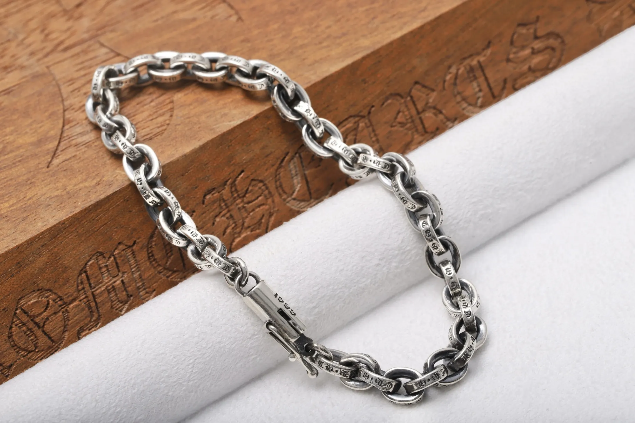 Gothic Letter Chain Bracelet (Sterling Silver) D44518427 — view 4